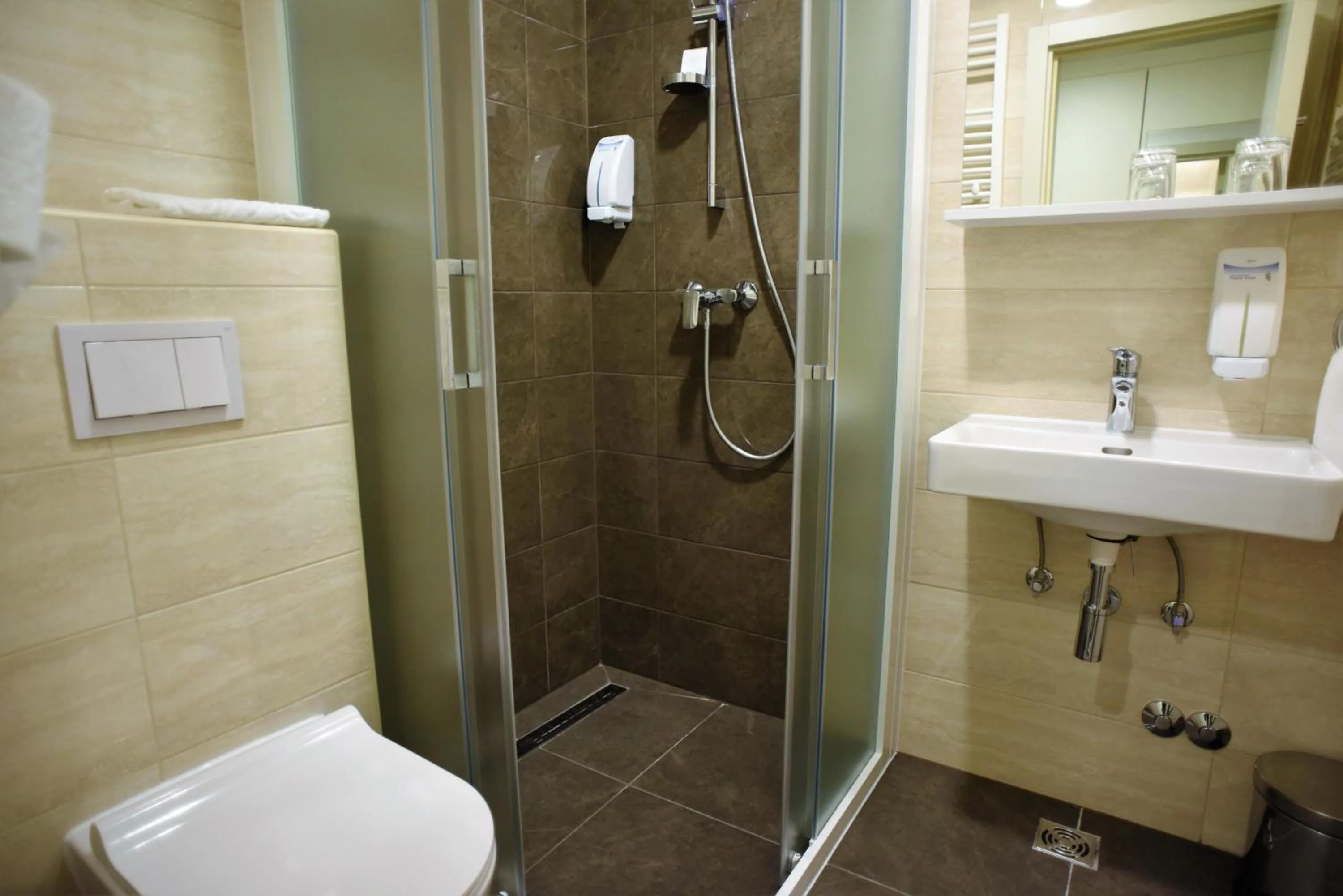 Shower in Hotel Santiny