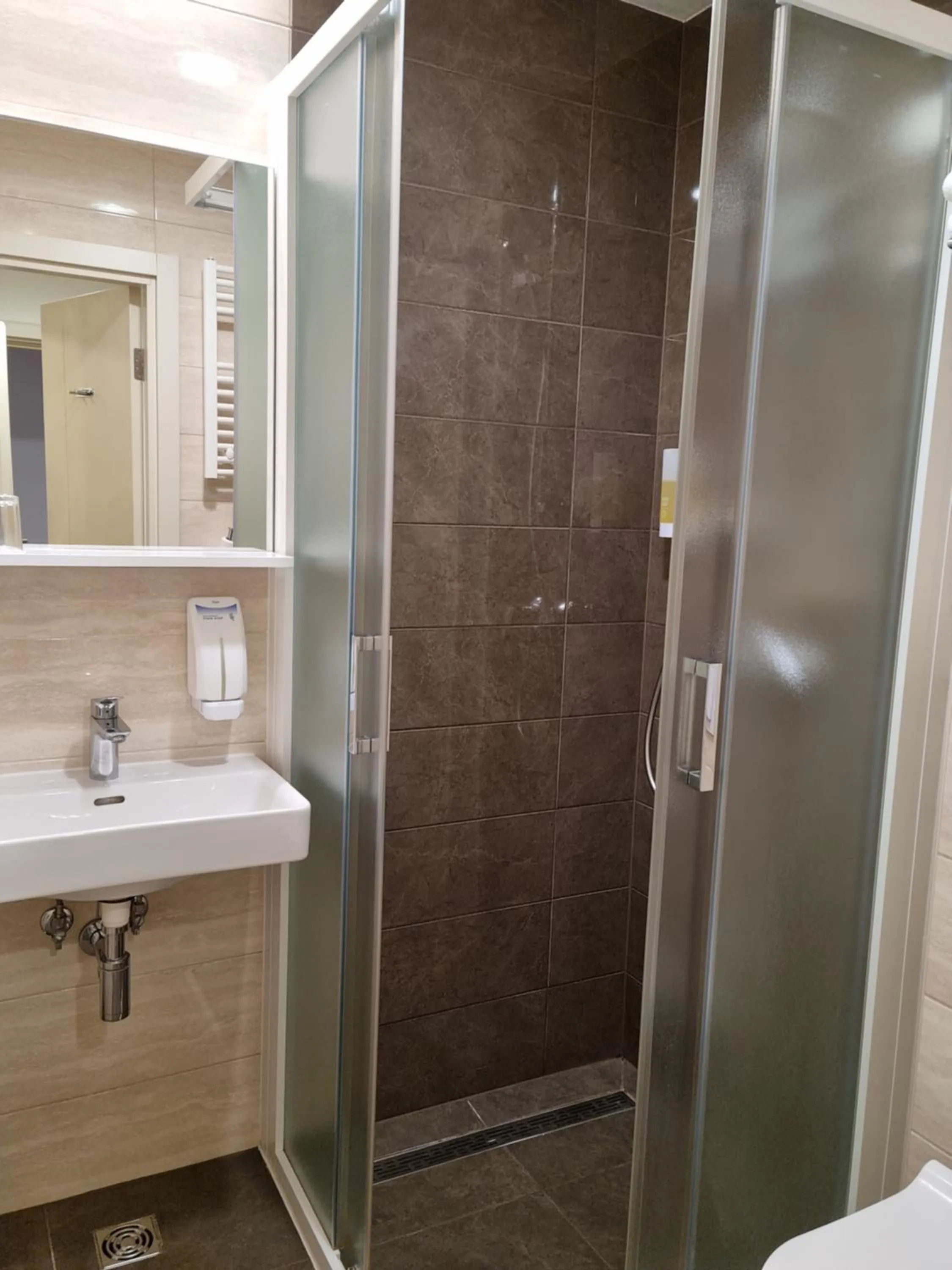 Shower in Hotel Santiny