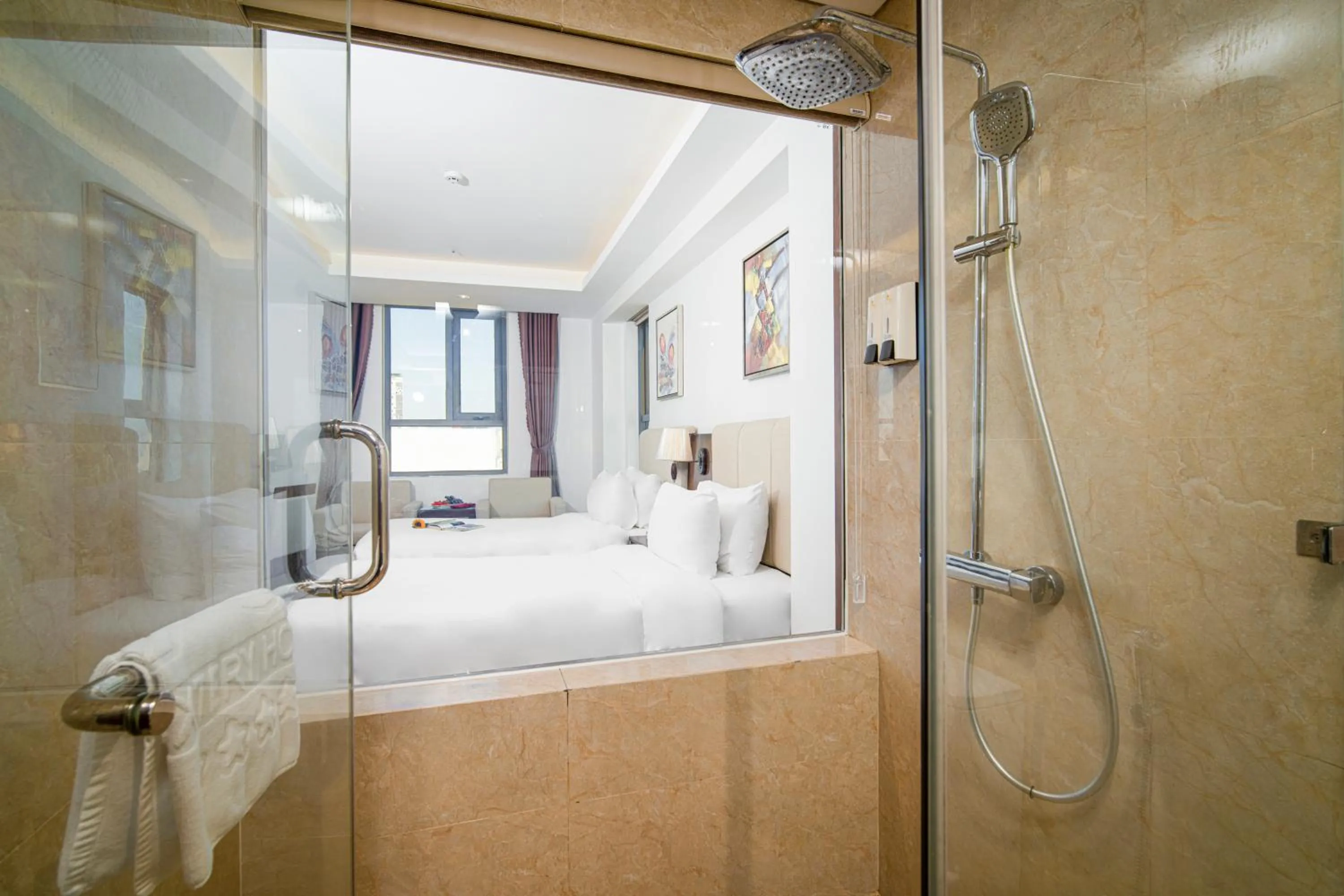 Shower, Bed in Luxtery Hotel