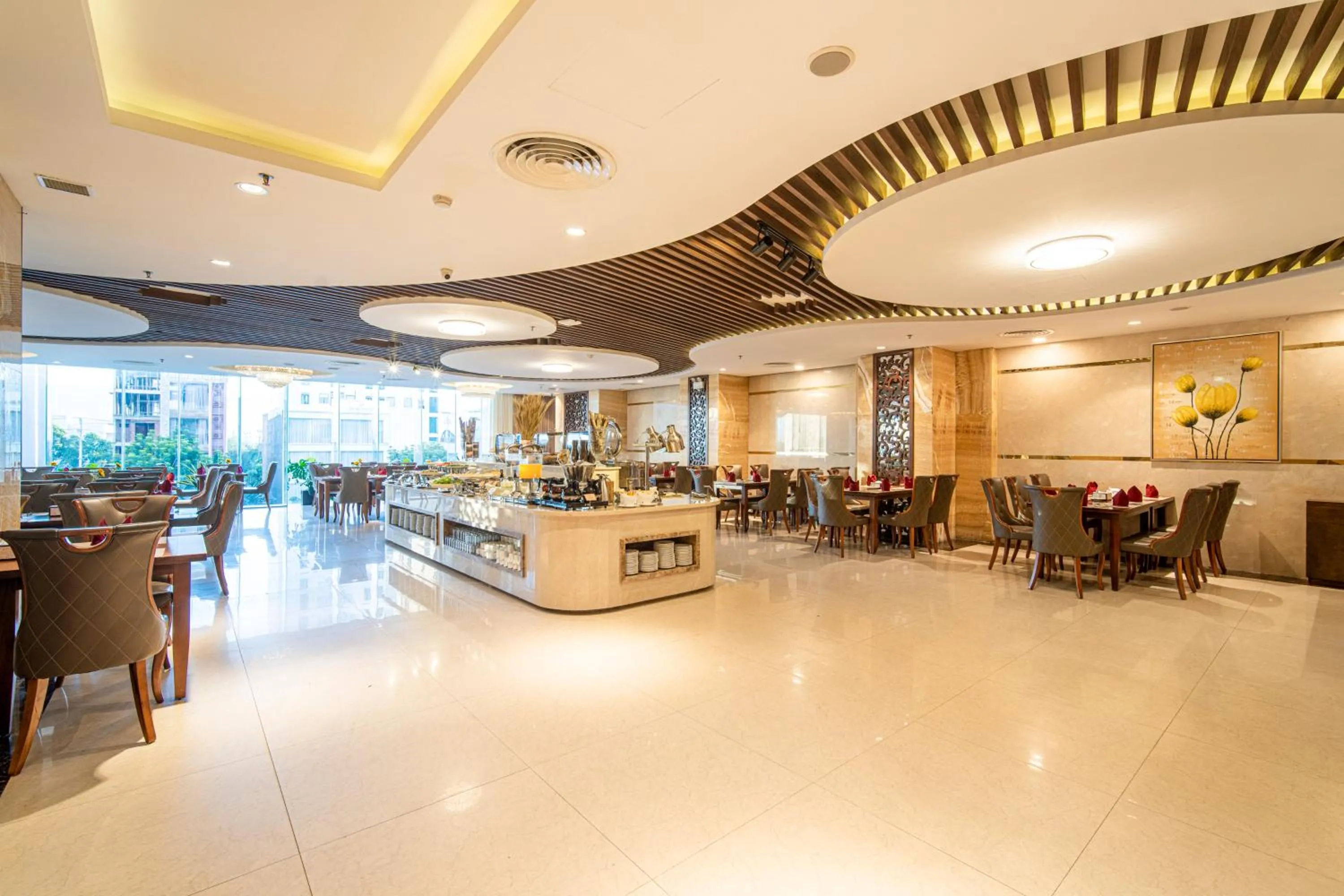 Restaurant/places to eat in Luxtery Hotel