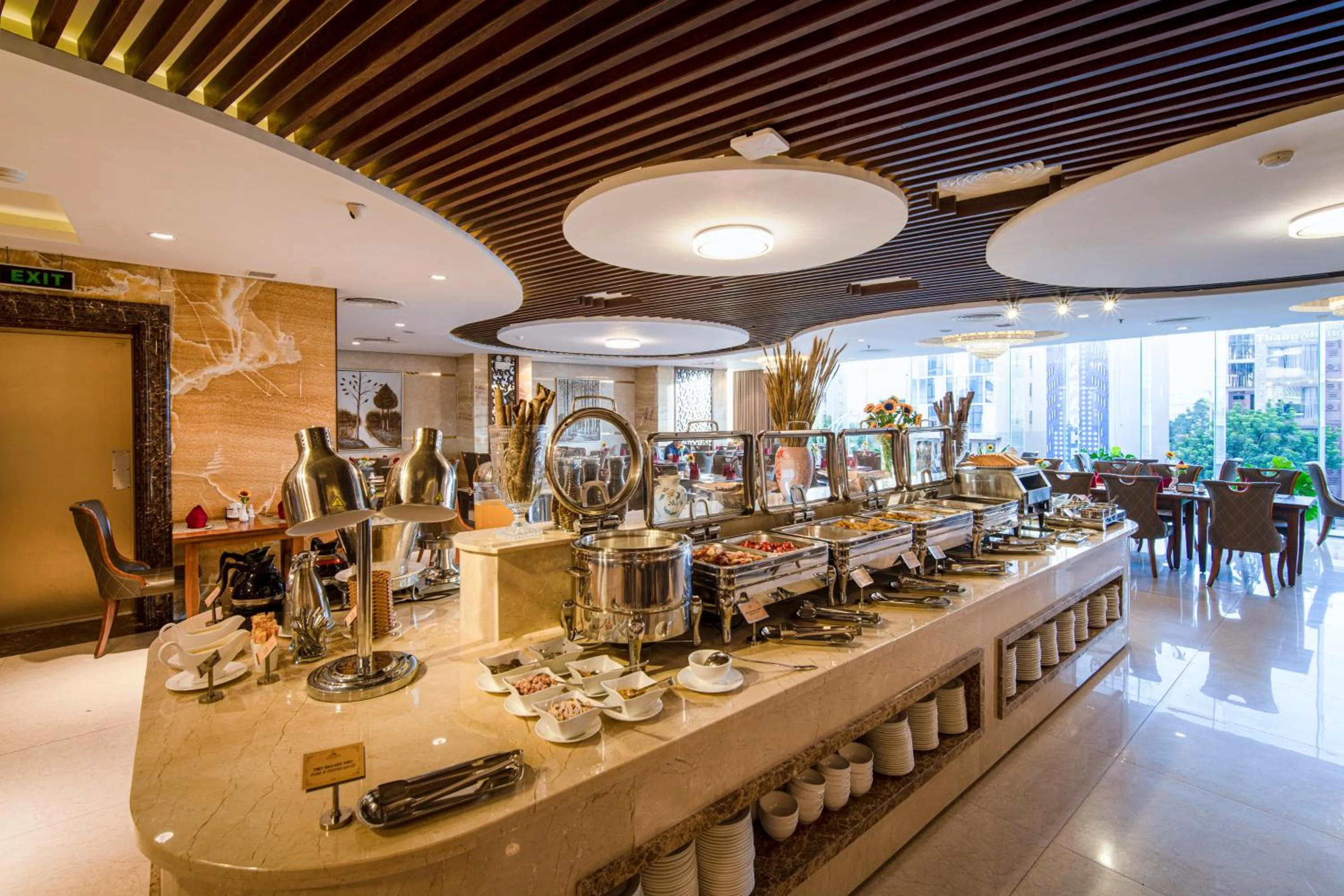 Restaurant/places to eat in Luxtery Hotel