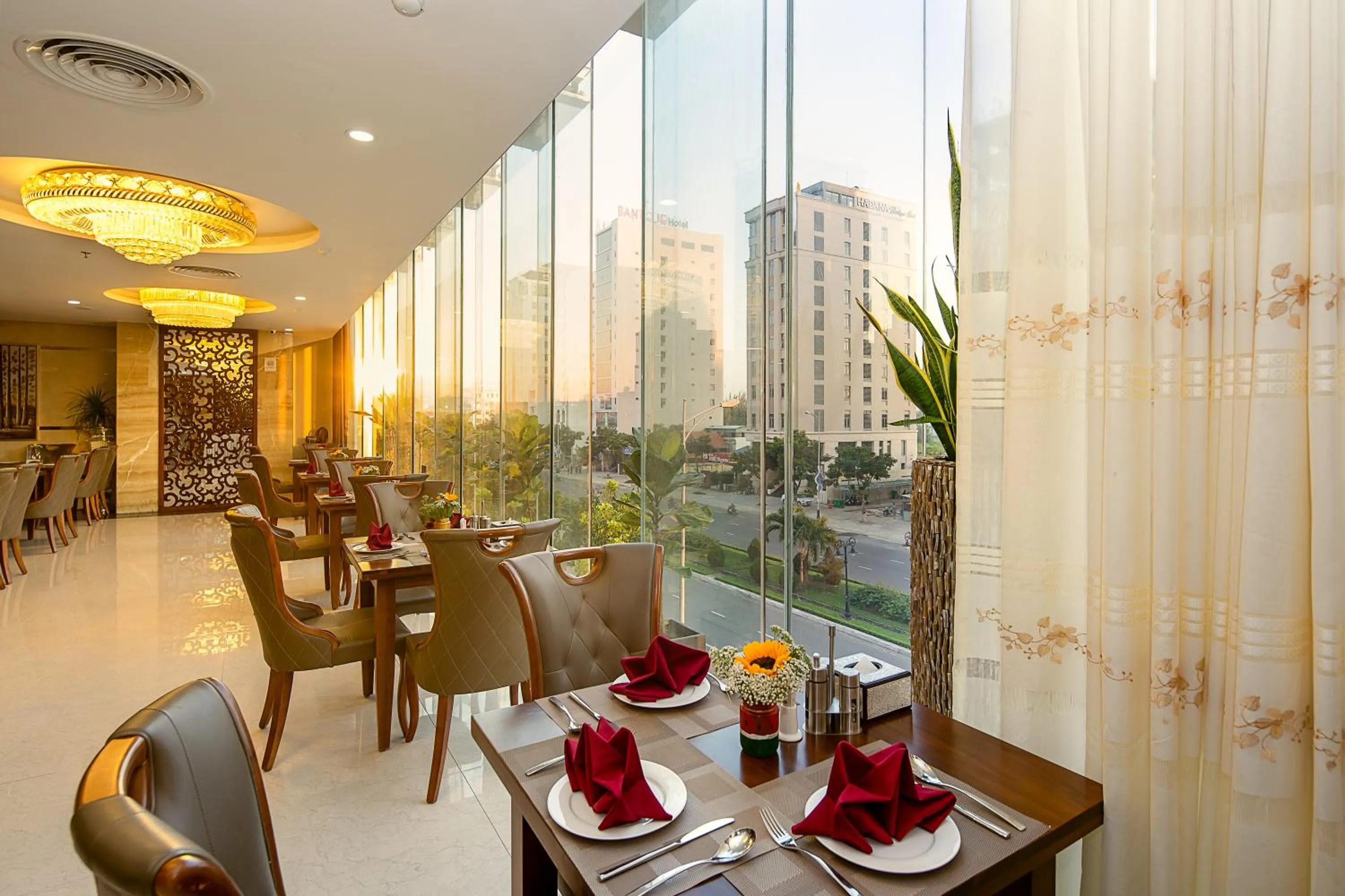 Restaurant/places to eat in Luxtery Hotel