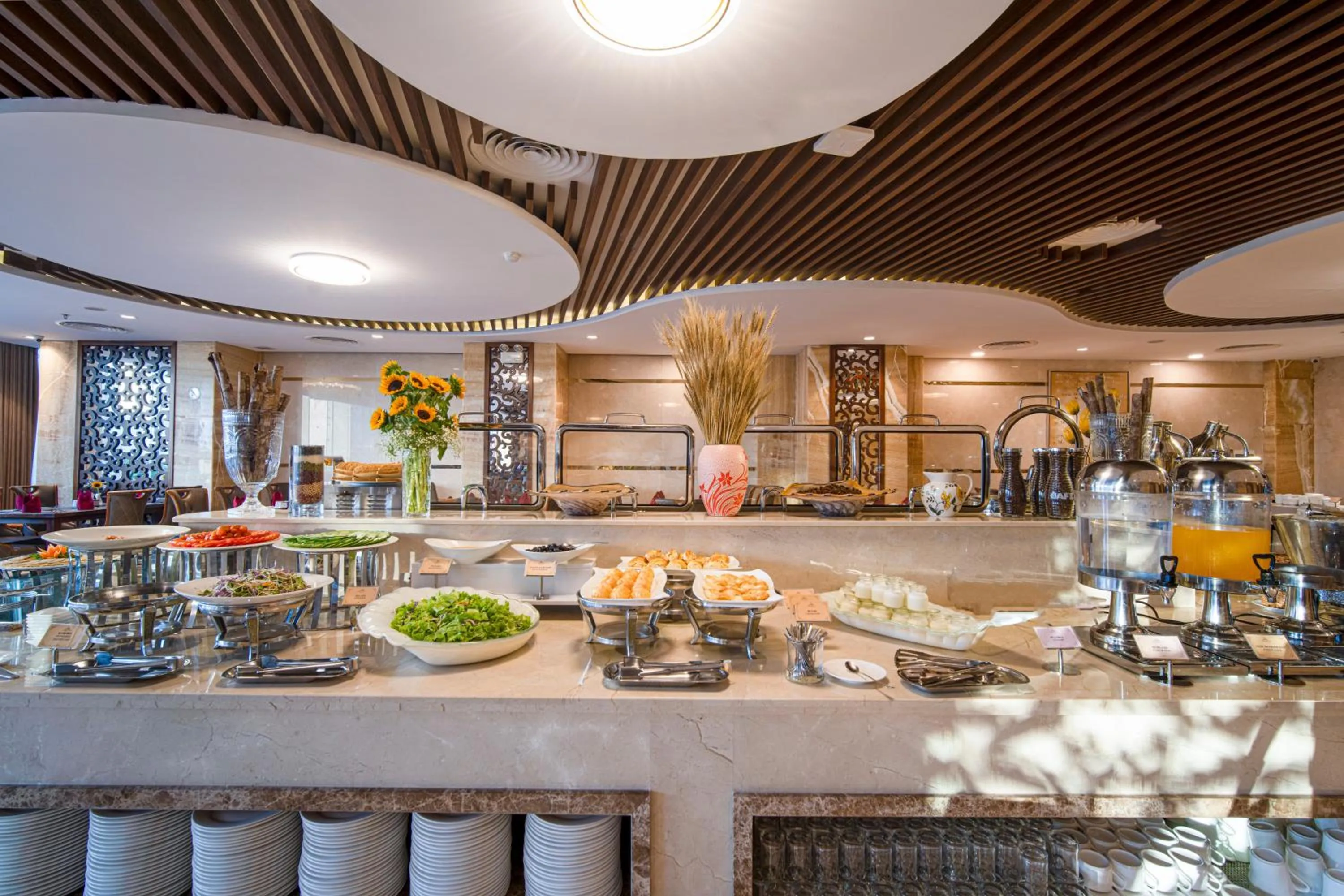 Restaurant/places to eat in Luxtery Hotel