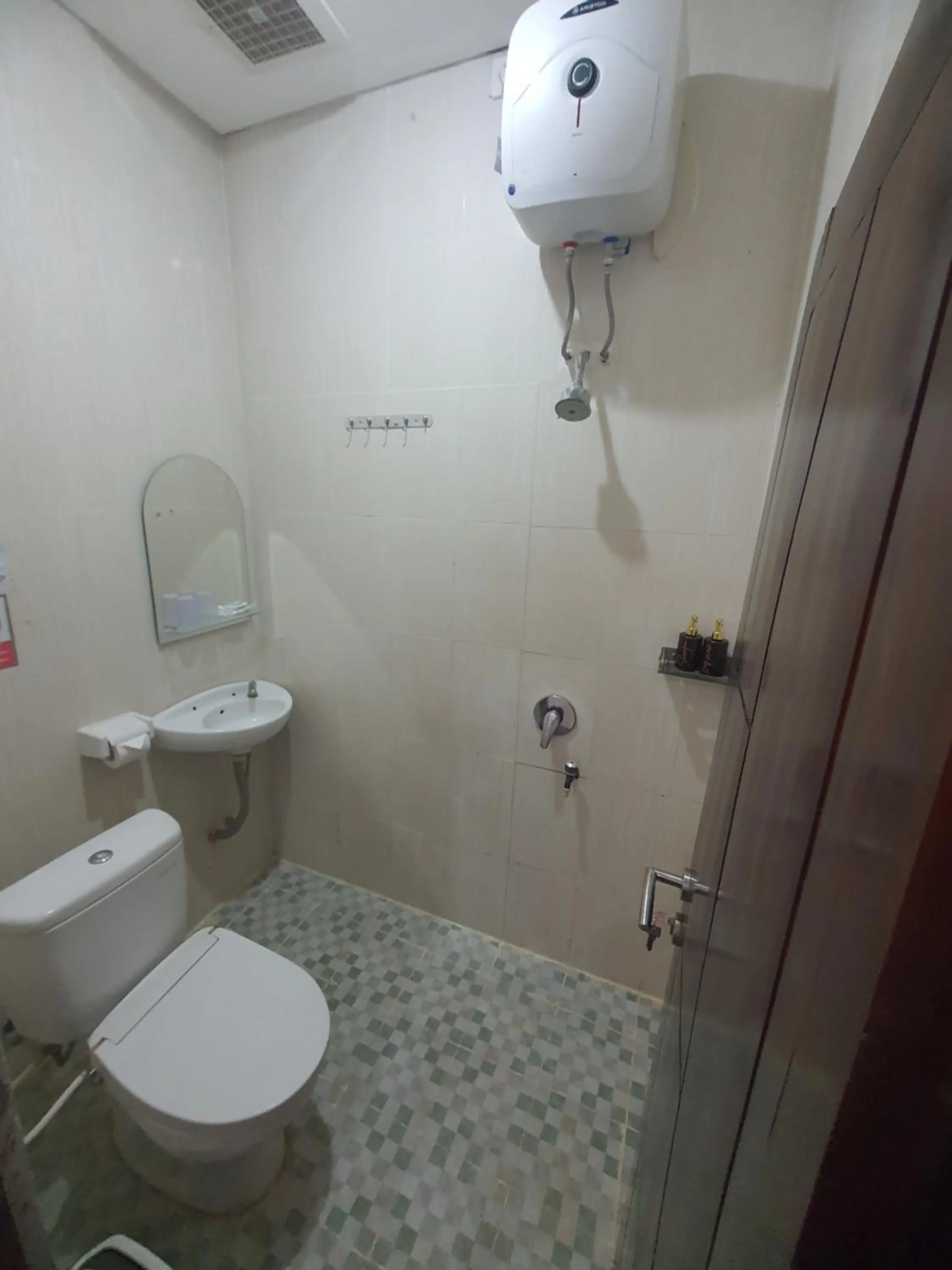 Toilet in Pavilla Labuan Bajo