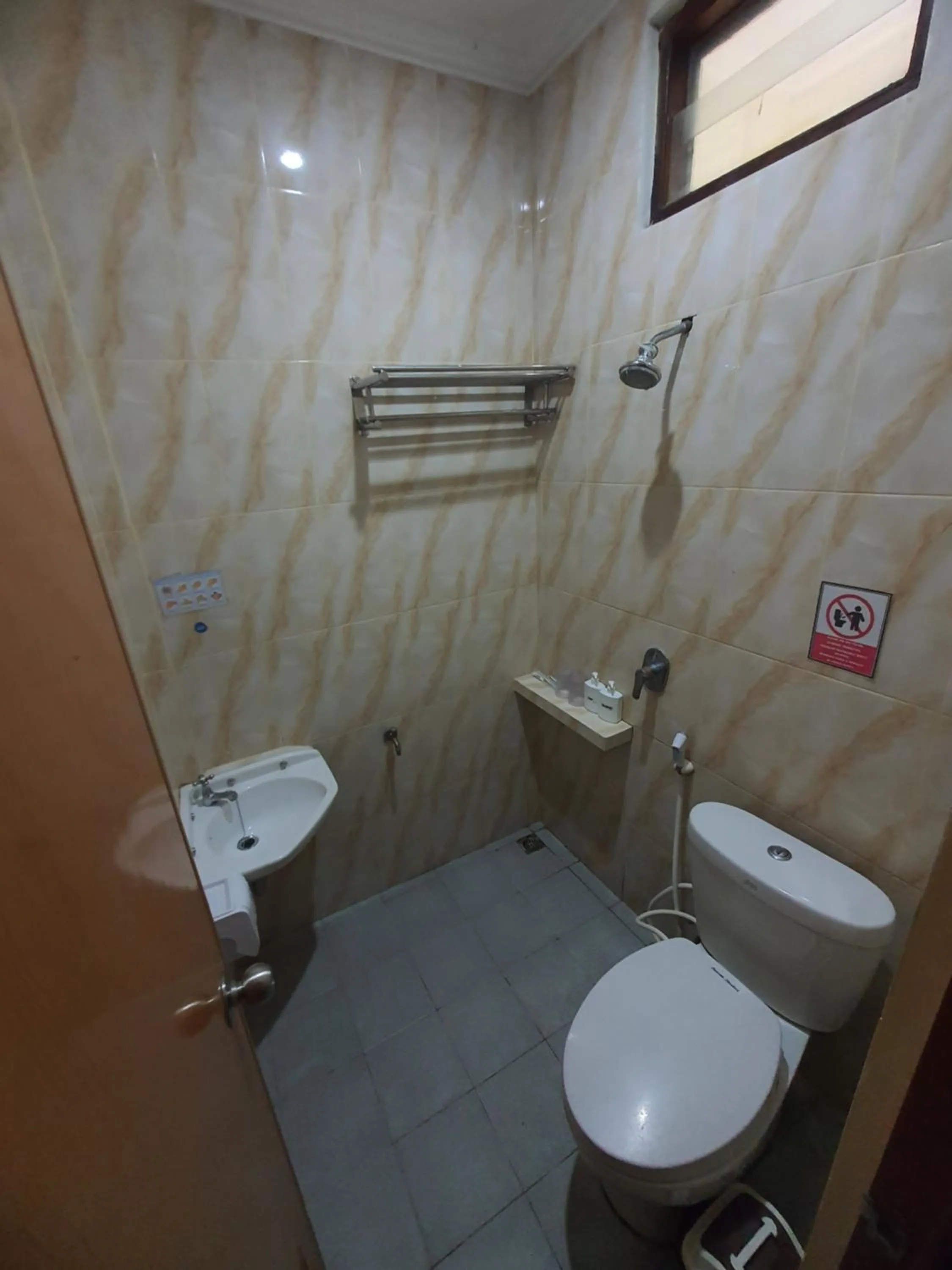 Toilet in Pavilla Labuan Bajo