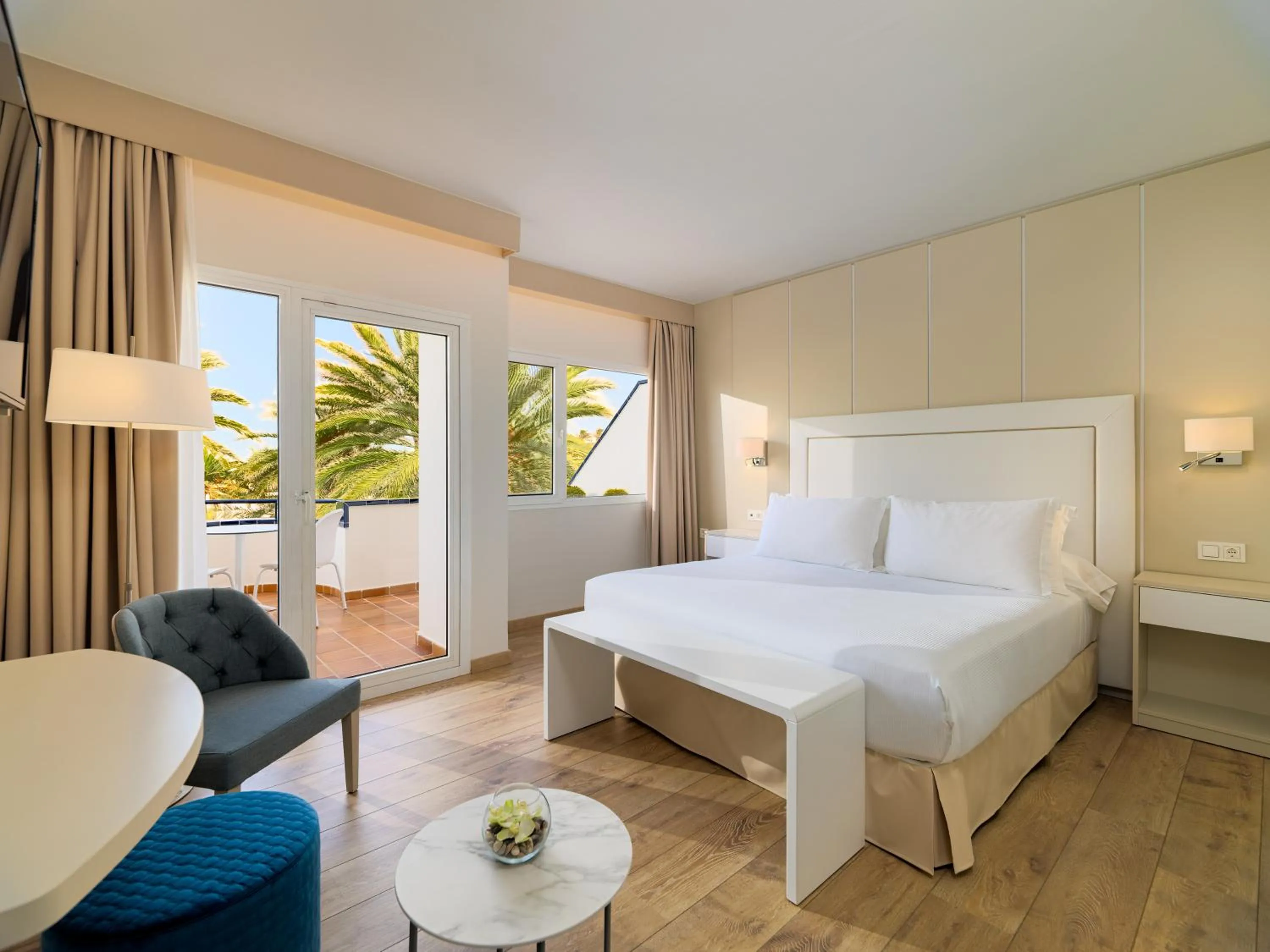 Photo of the whole room, Bed in H10 Ocean Dunas - Adults Only