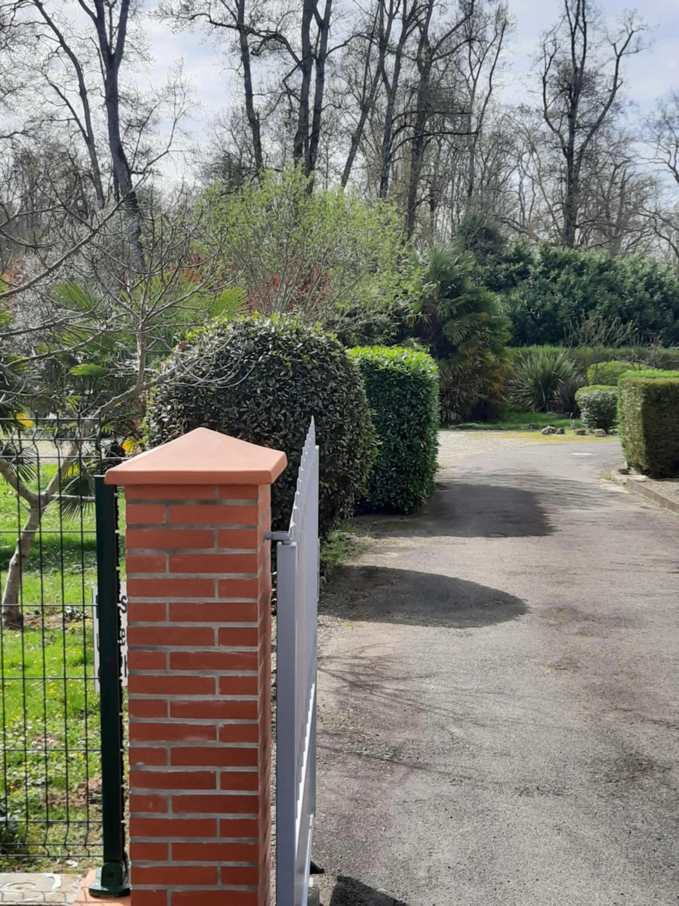 Parking in Hostellerie de La Roseraie