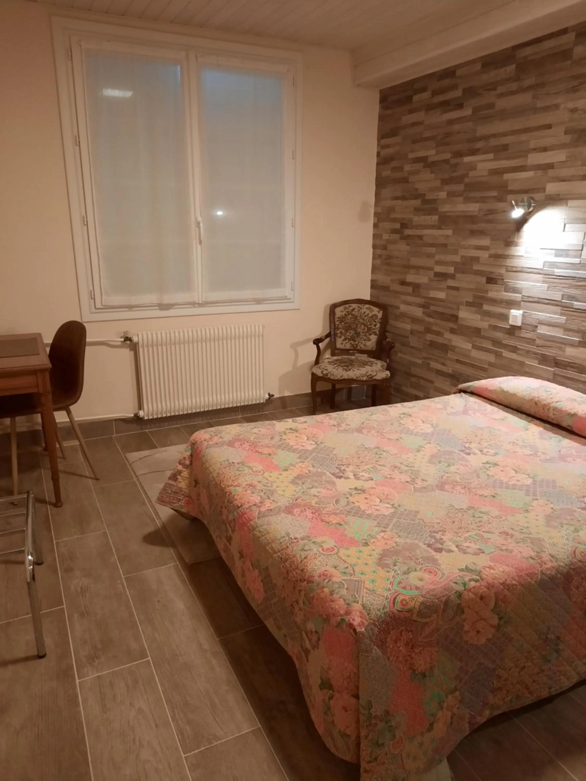 Photo of the whole room in Hostellerie de La Roseraie