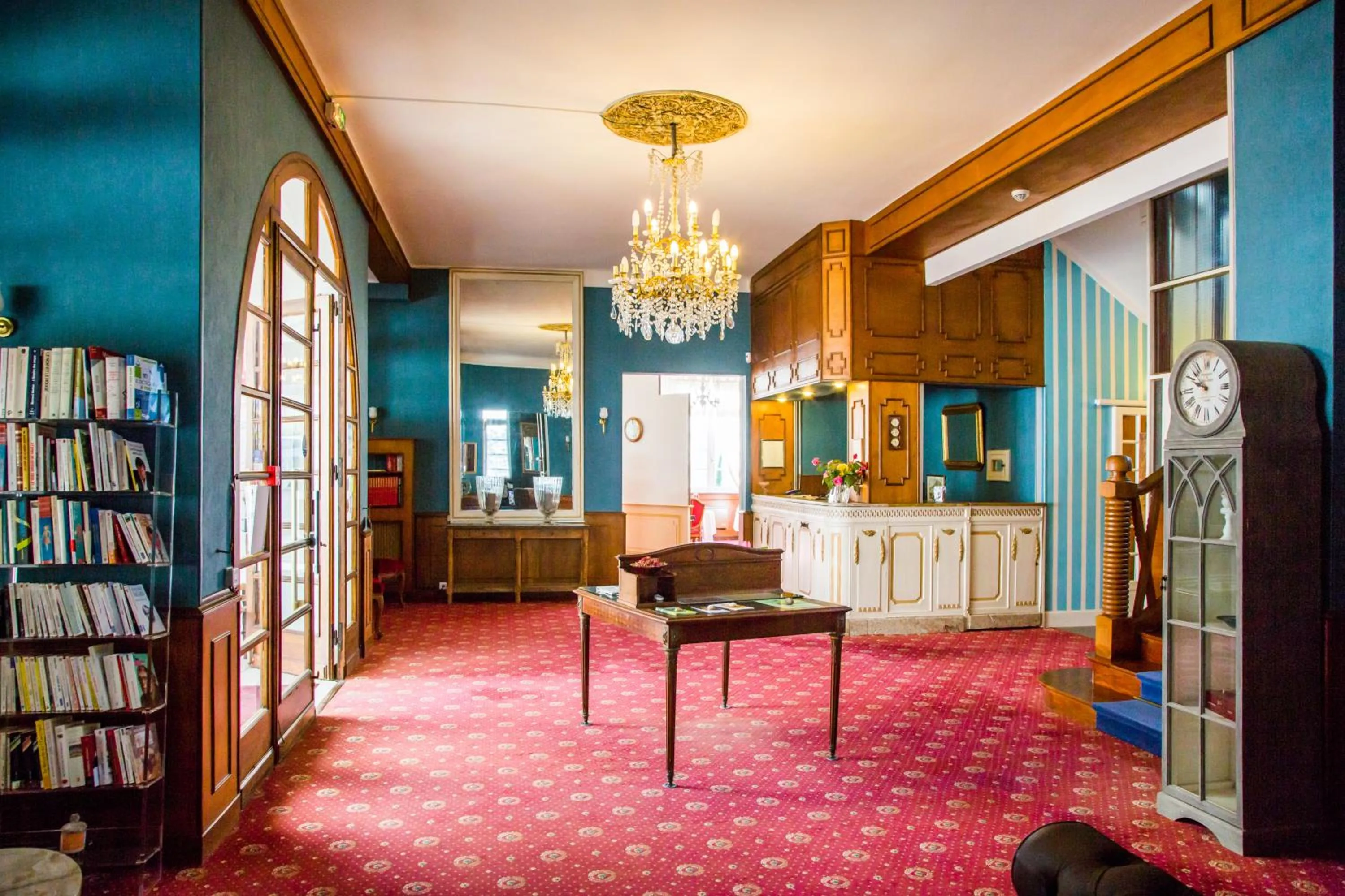 Lobby or reception in Hostellerie de La Roseraie