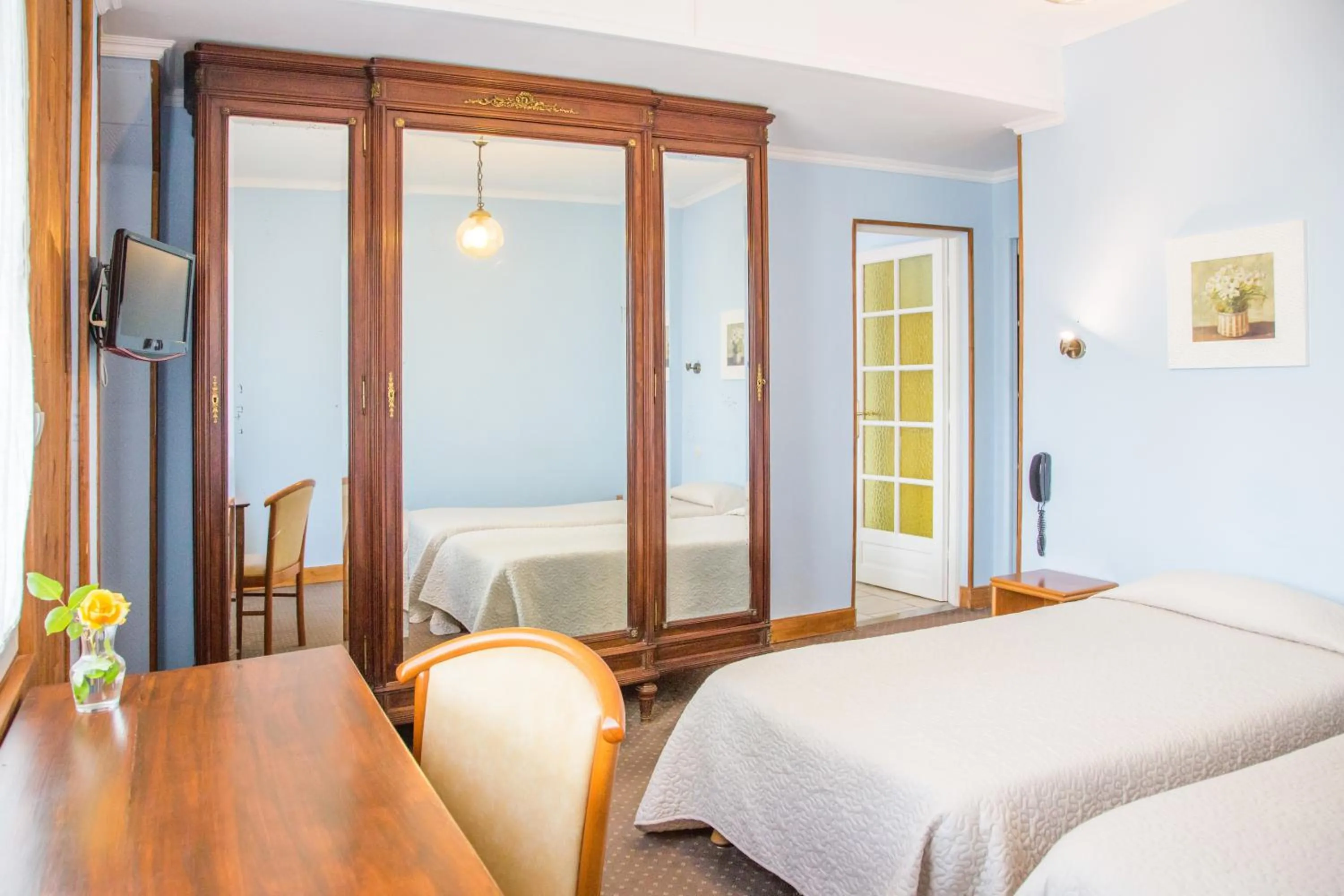 Bedroom in Hostellerie de La Roseraie