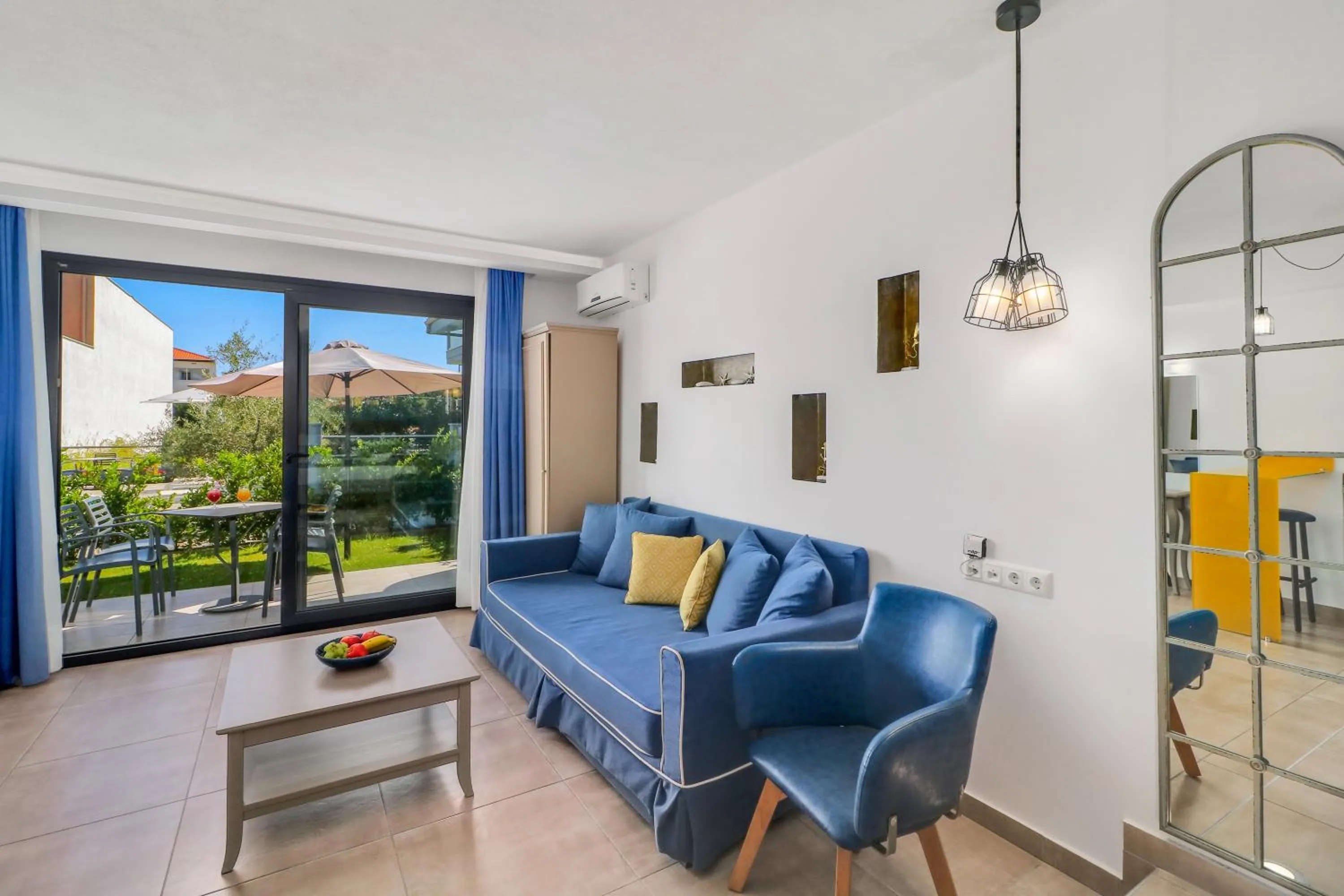 Theros Villas & Suites