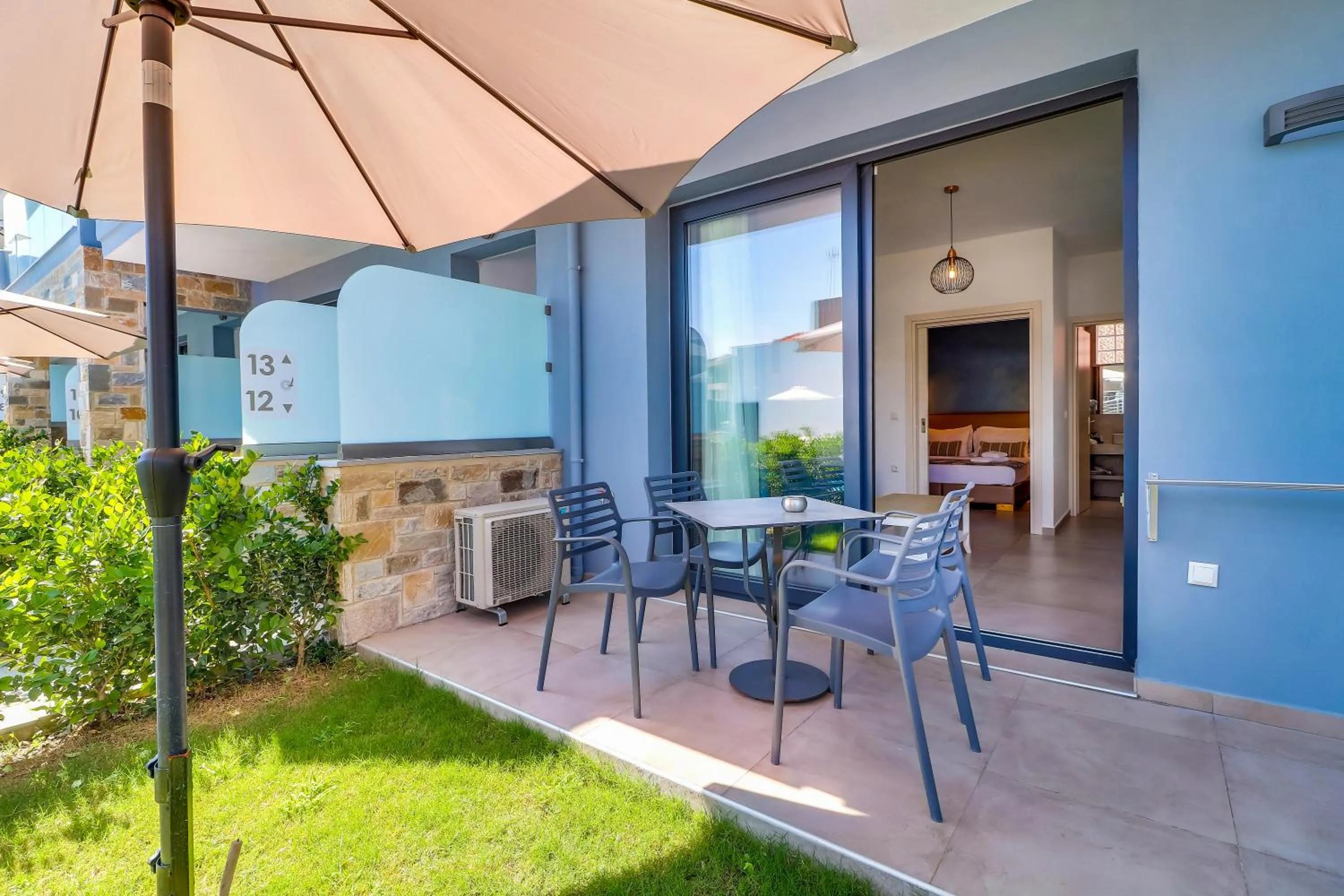 Theros Villas & Suites