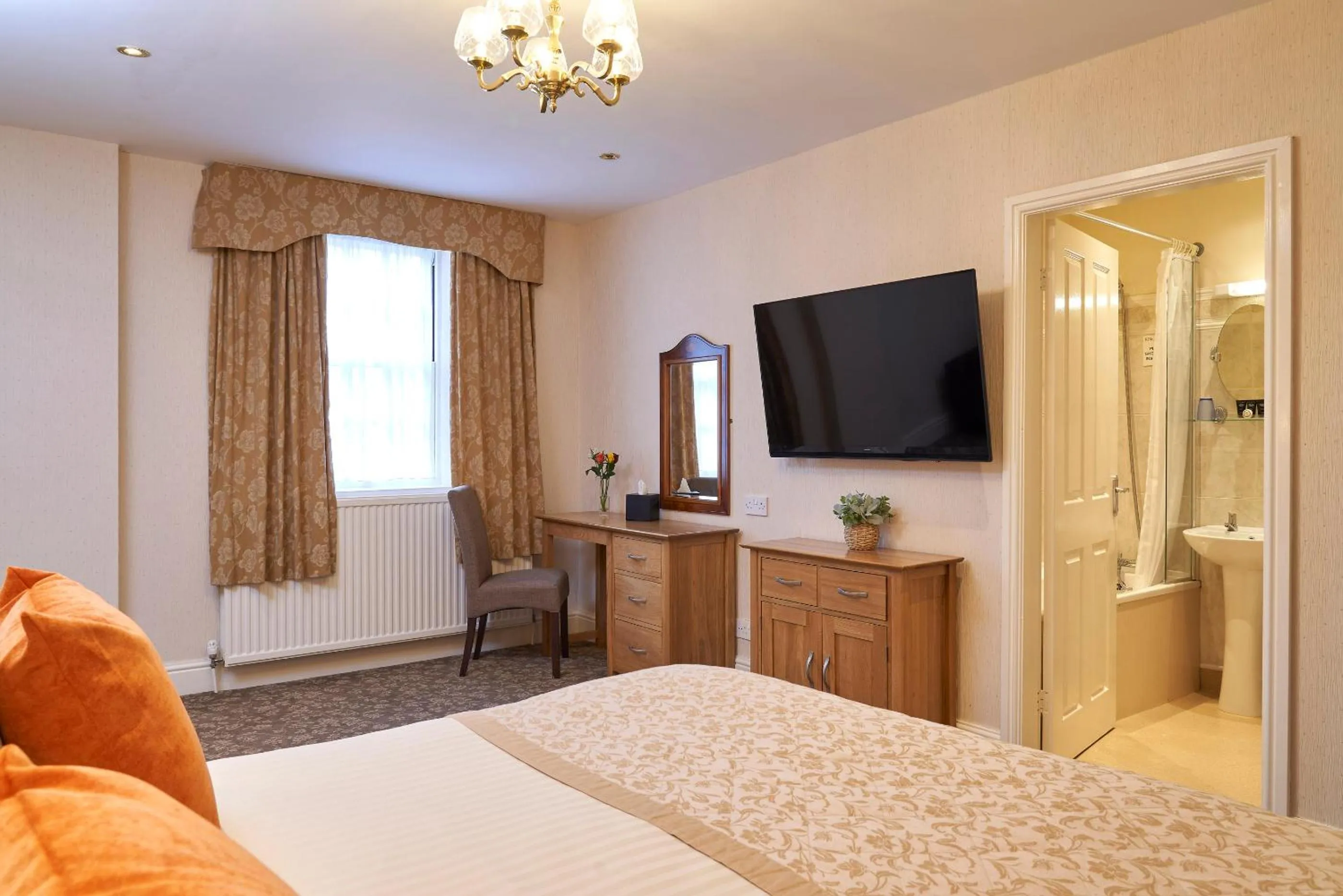 Bedroom, Bed in Kingston Theatre Hotel