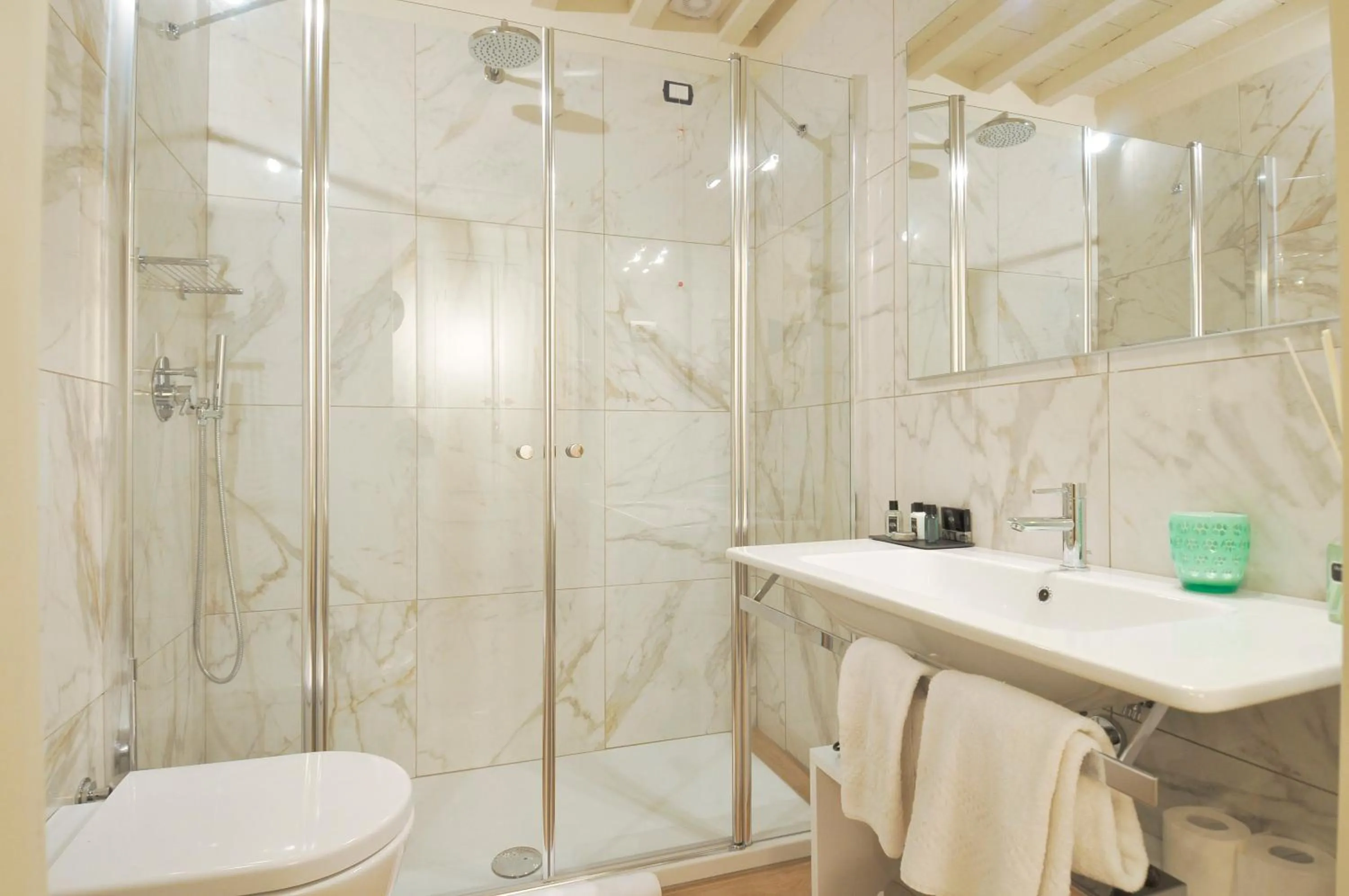 Shower in Canto degli Aranci