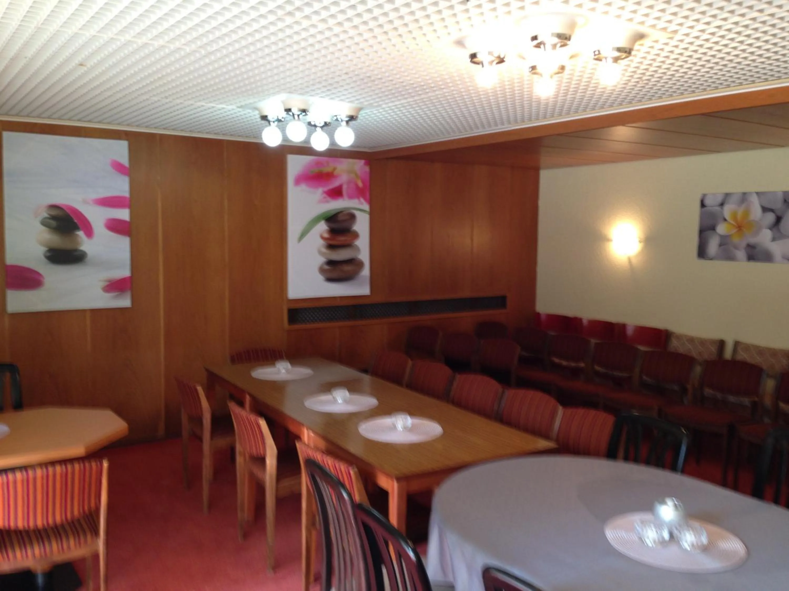 Restaurant/places to eat in Hotel Martina