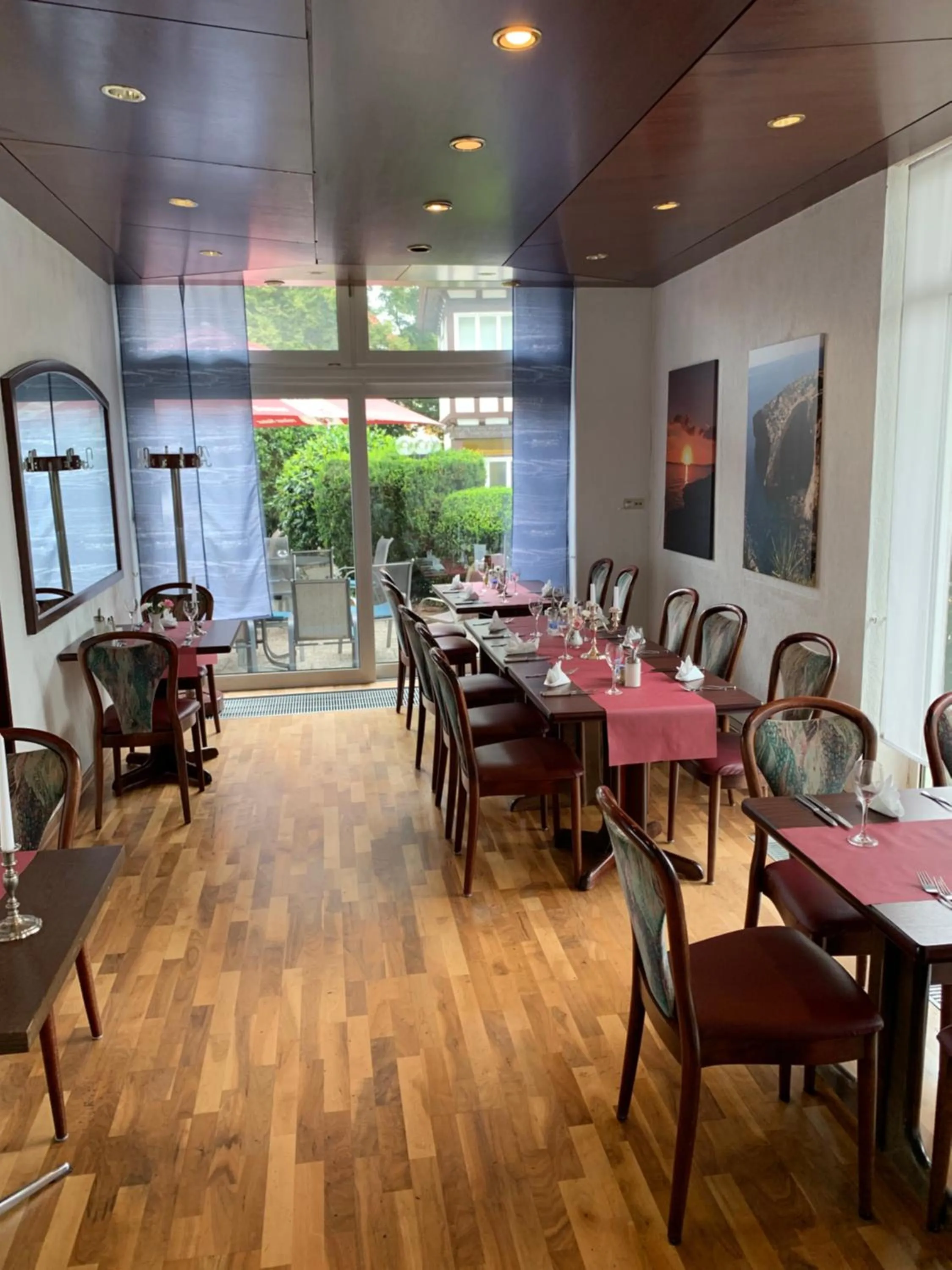 Restaurant/places to eat in Hotel Martina