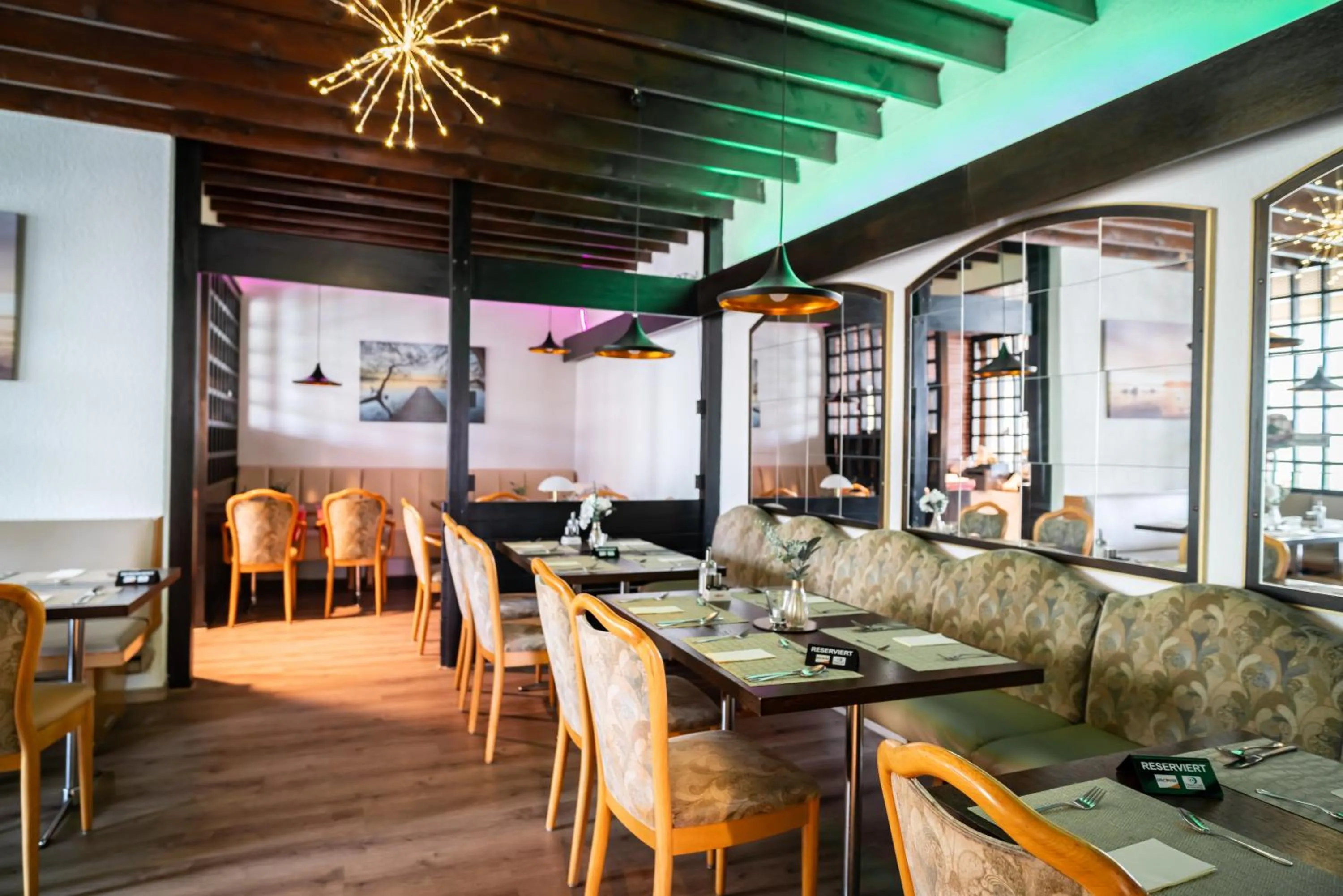 Restaurant/places to eat in Hotel Martina