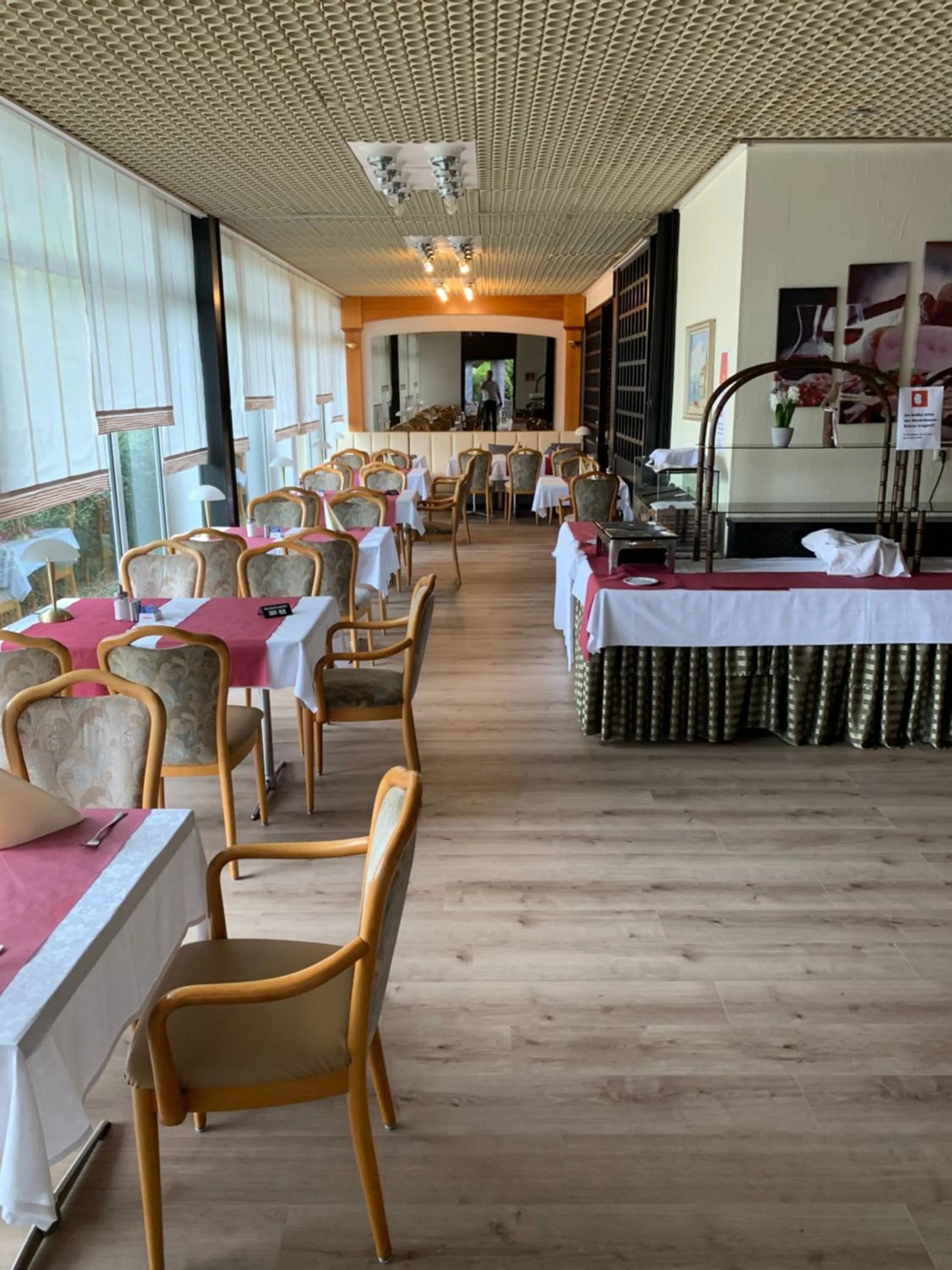 Restaurant/places to eat in Hotel Martina