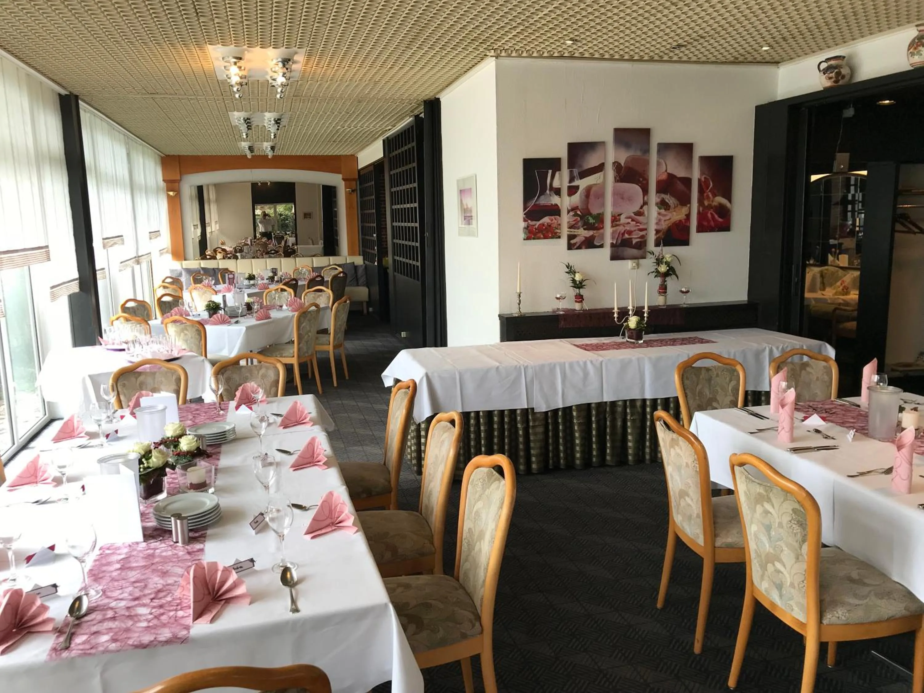 Restaurant/places to eat in Hotel Martina