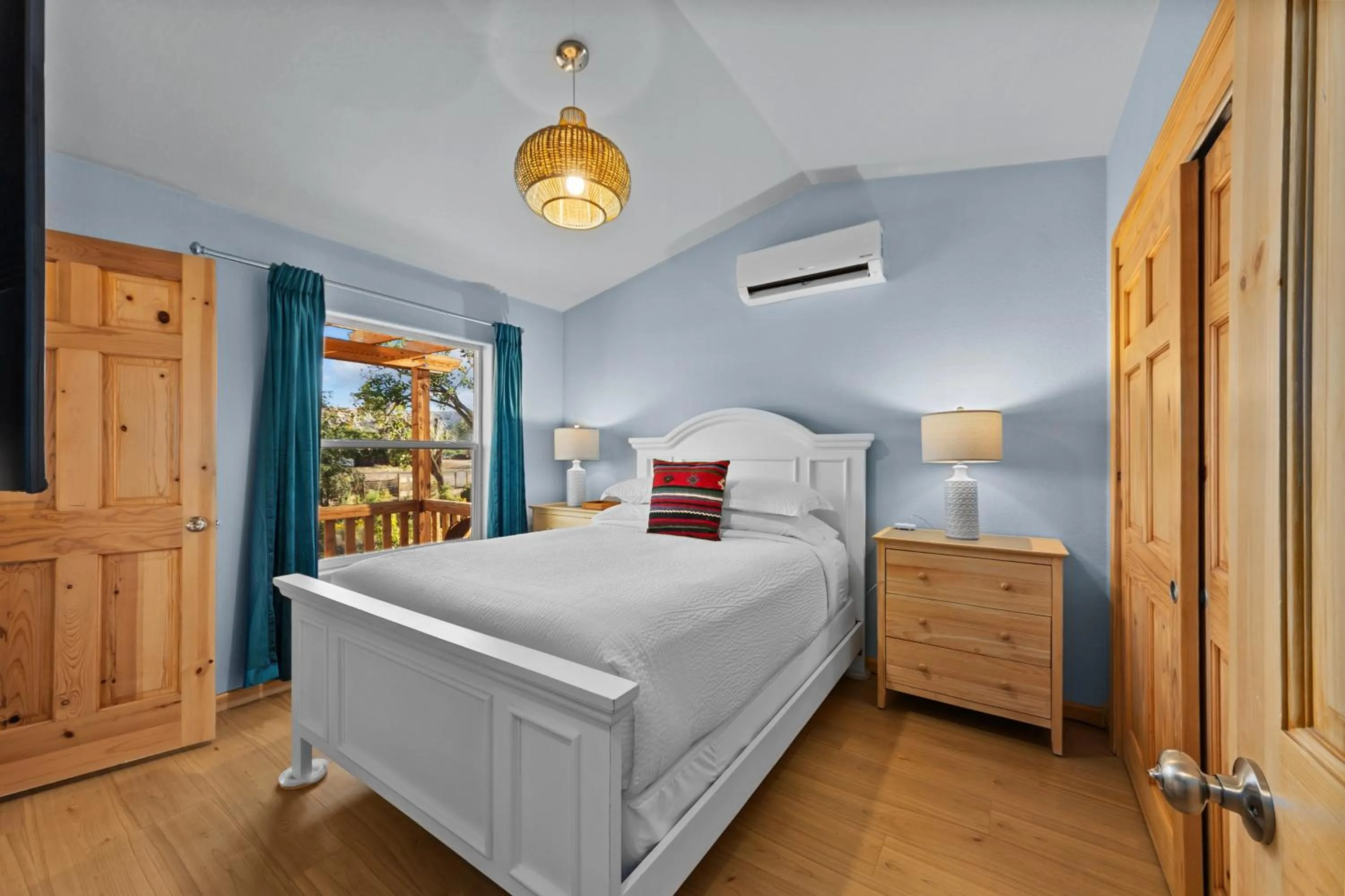 Bedroom, Bed in Willow Street Cottages