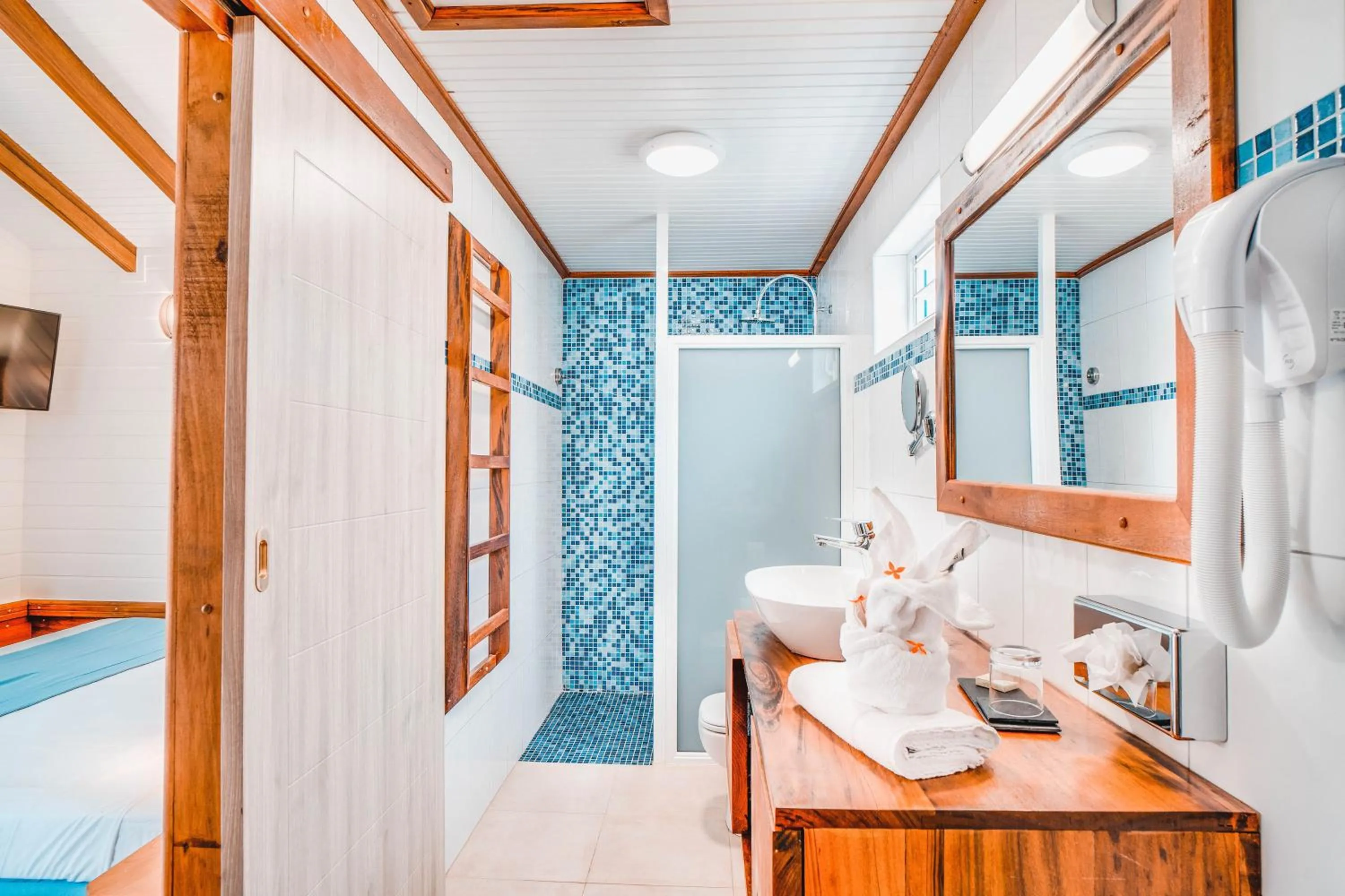 Shower, Bed in Hotel Bambou