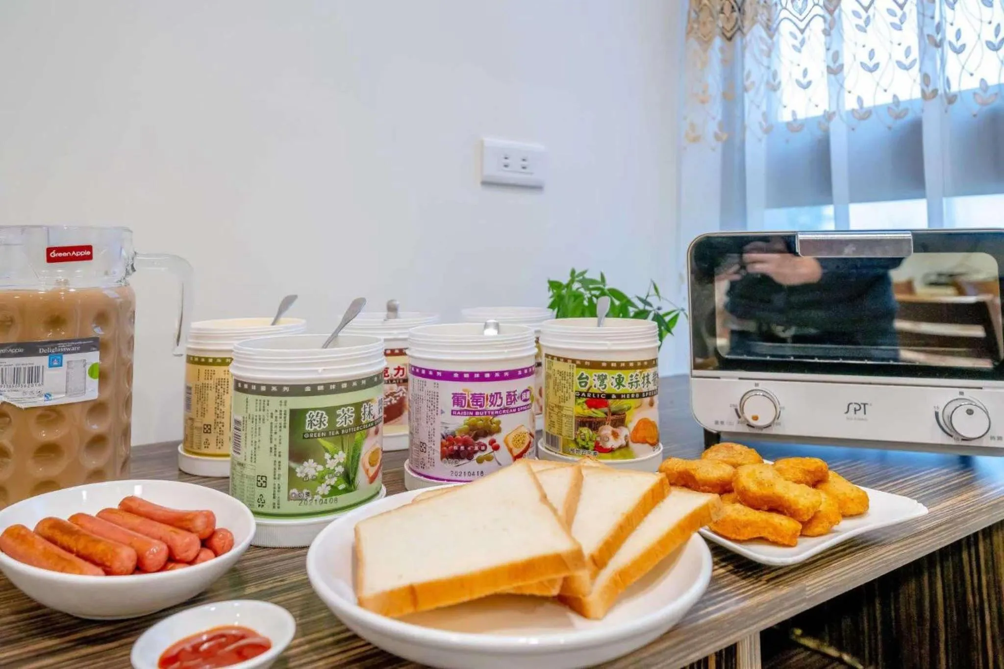 Breakfast in Aurora Castle