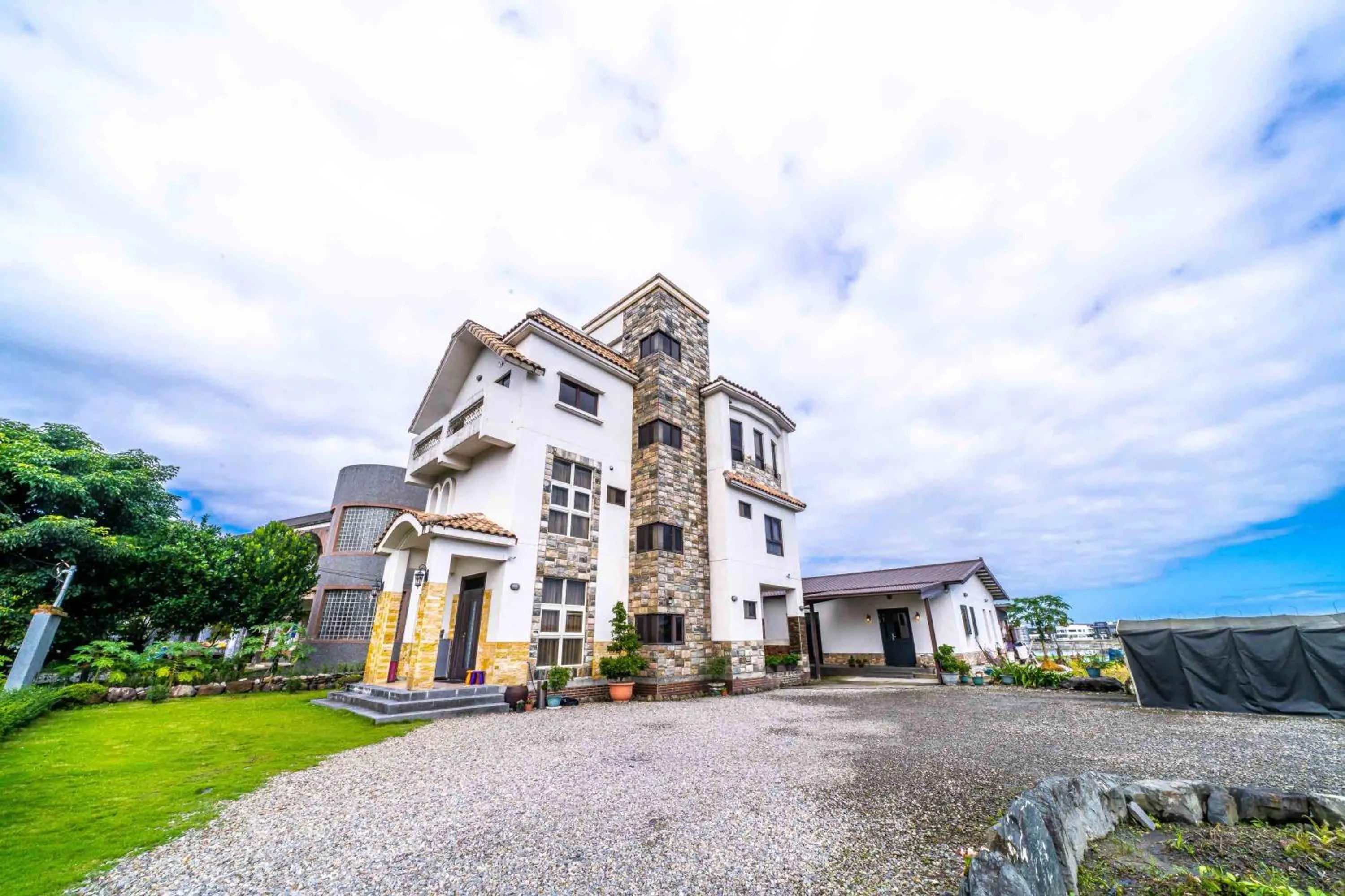 Property building in Aurora Castle