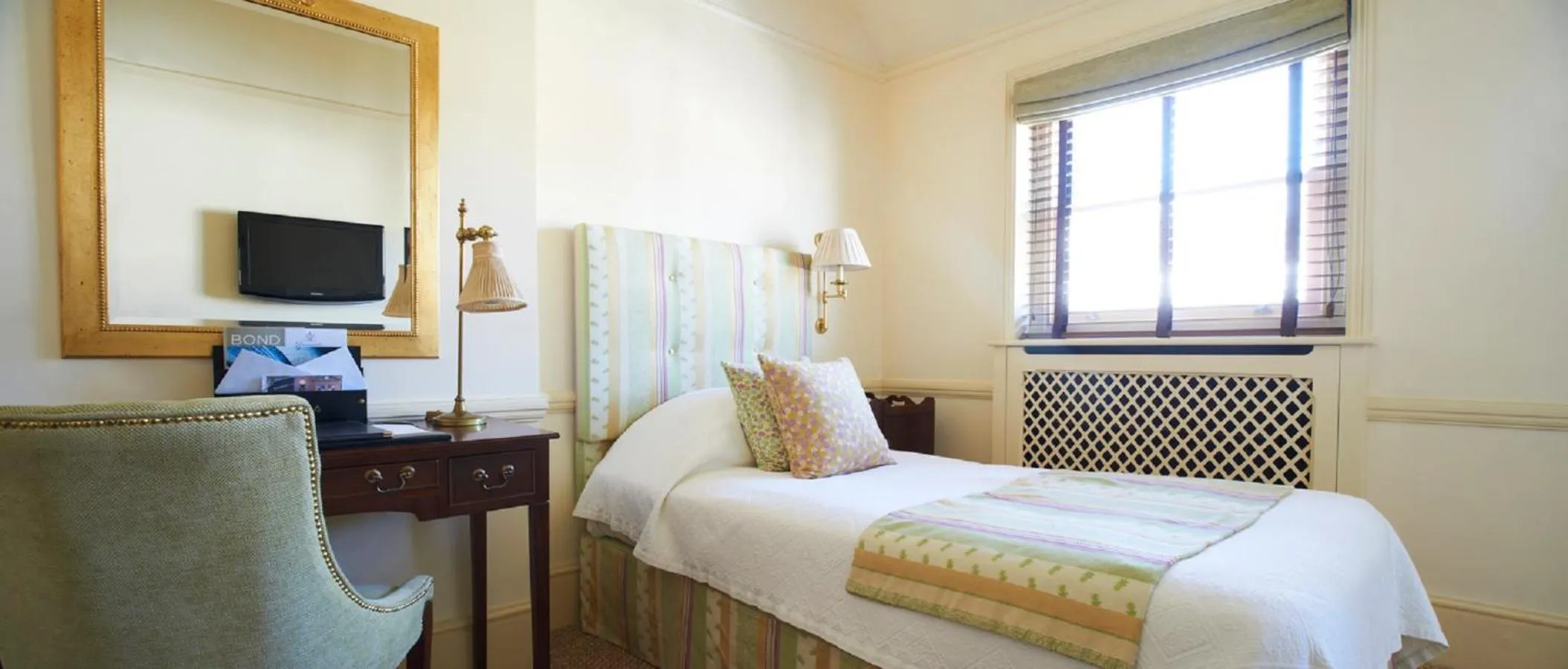 Bedroom, Bed in Durrants Hotel