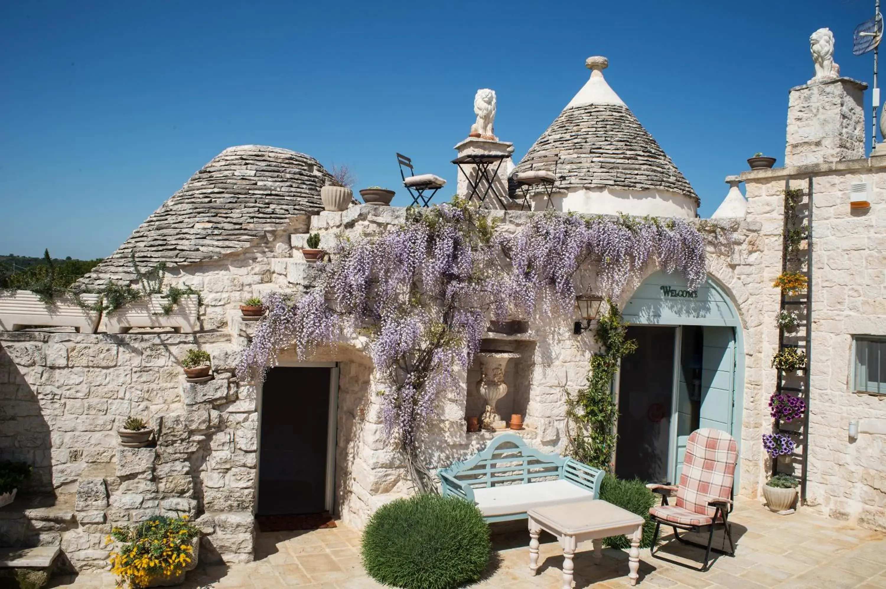 16 Trulli e Giardini 16 Trulli e Giardini
