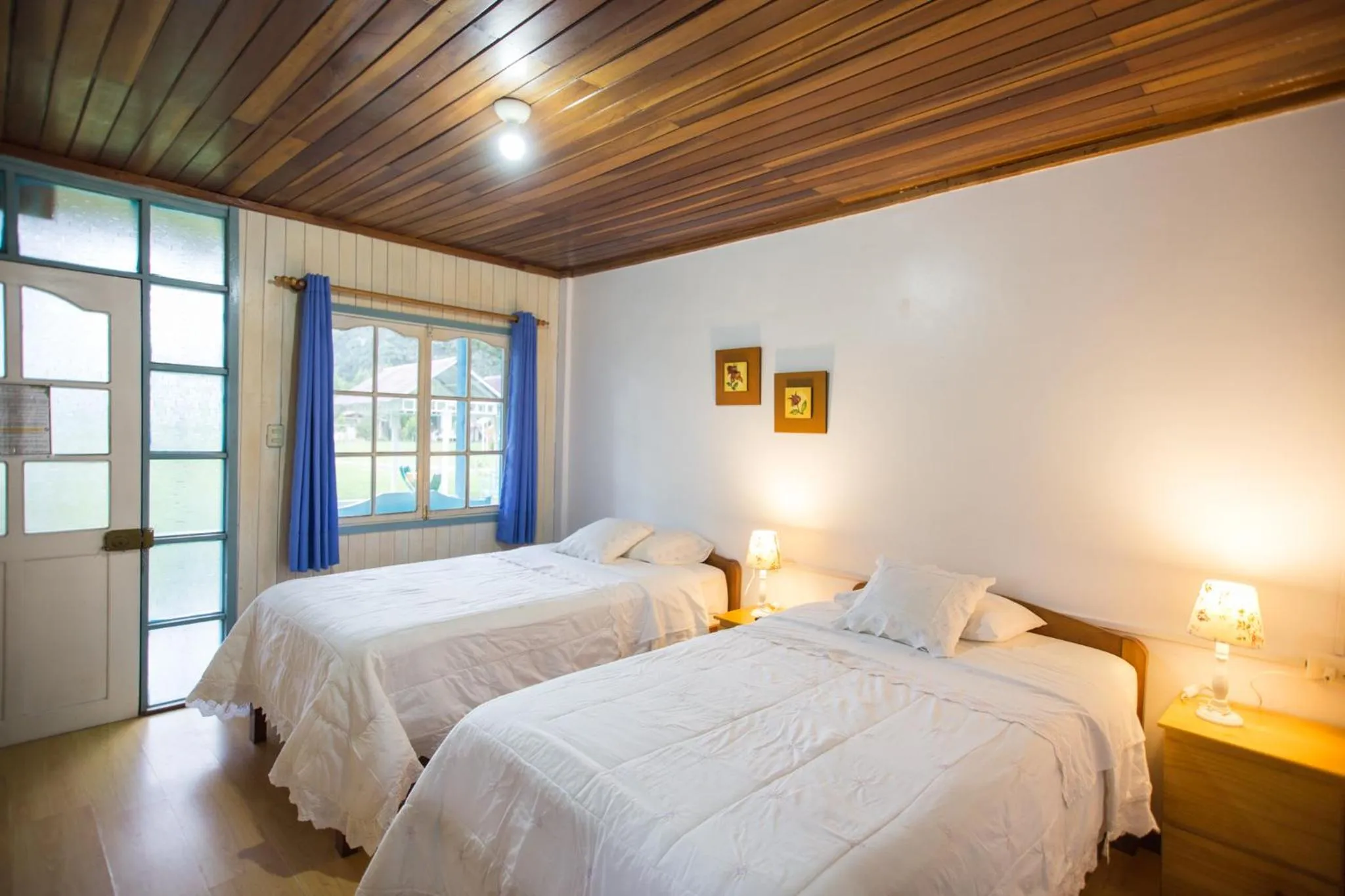 Photo of the whole room, Bed in Cemayu Lodge