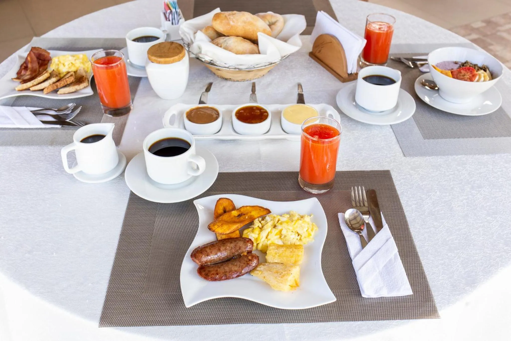 Restaurant/places to eat in Cemayu Lodge