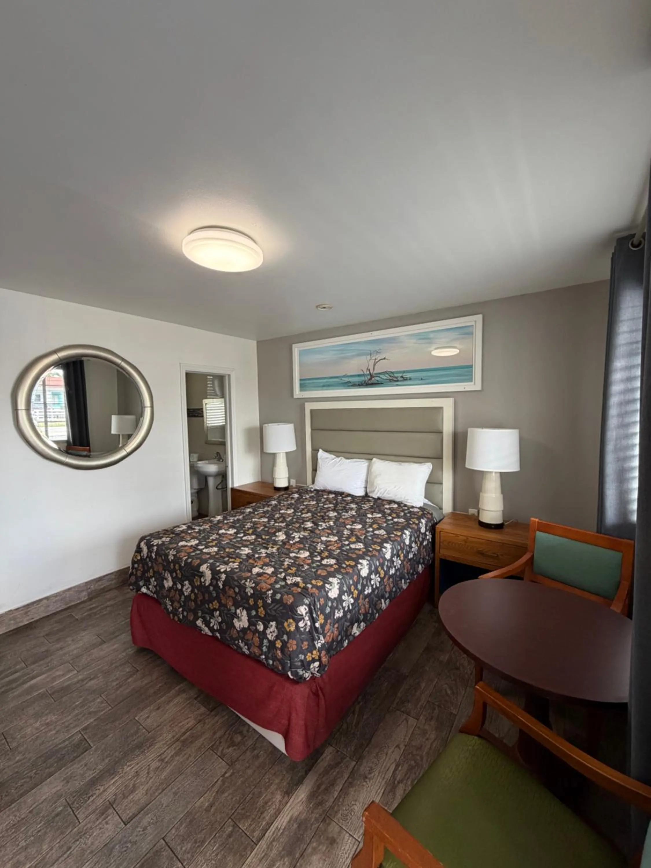 Bedroom, Bed in Siesta Inn Sarasota - Indian Beach