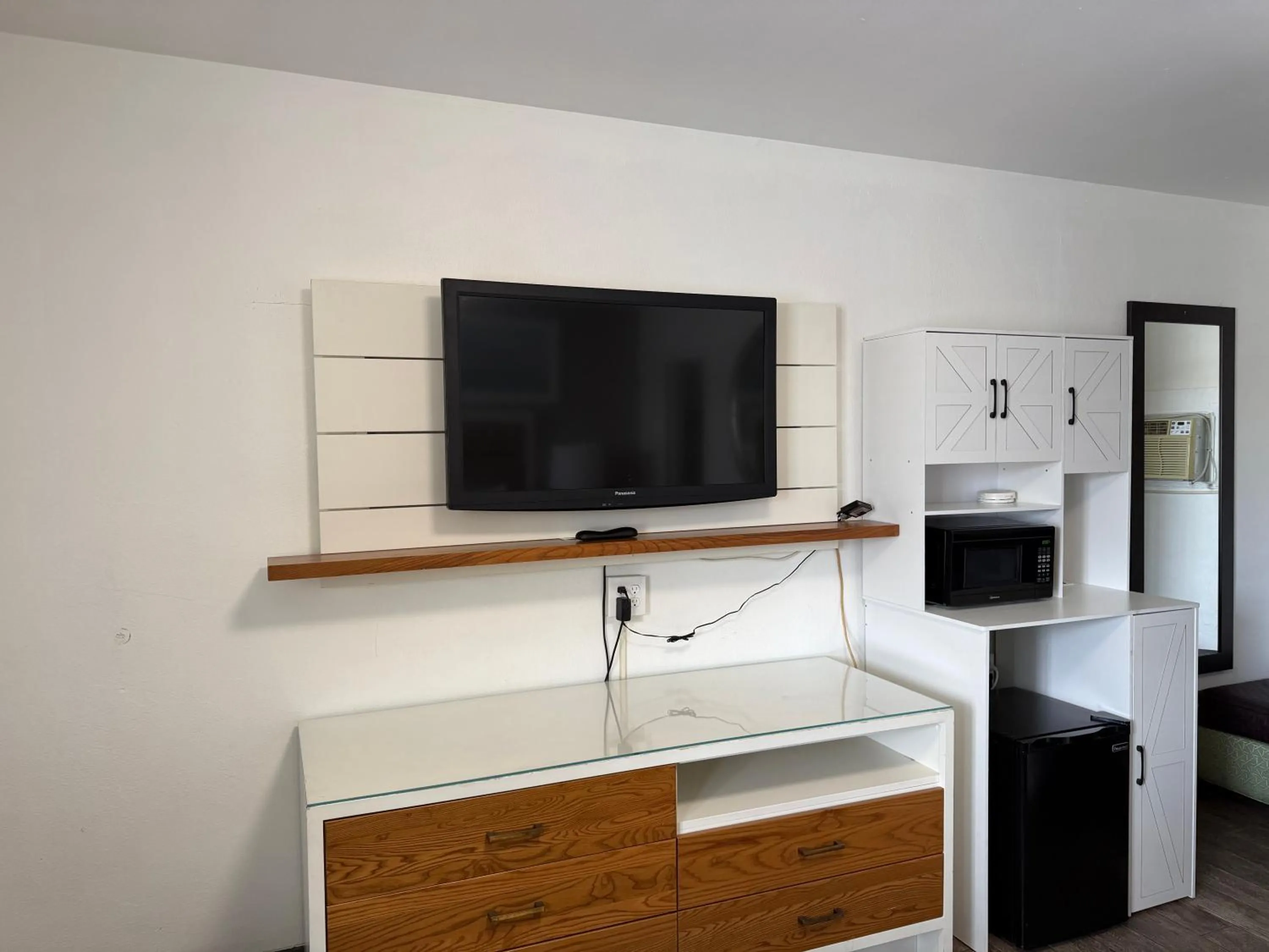 Communal lounge/ TV room in Siesta Inn Sarasota - Indian Beach