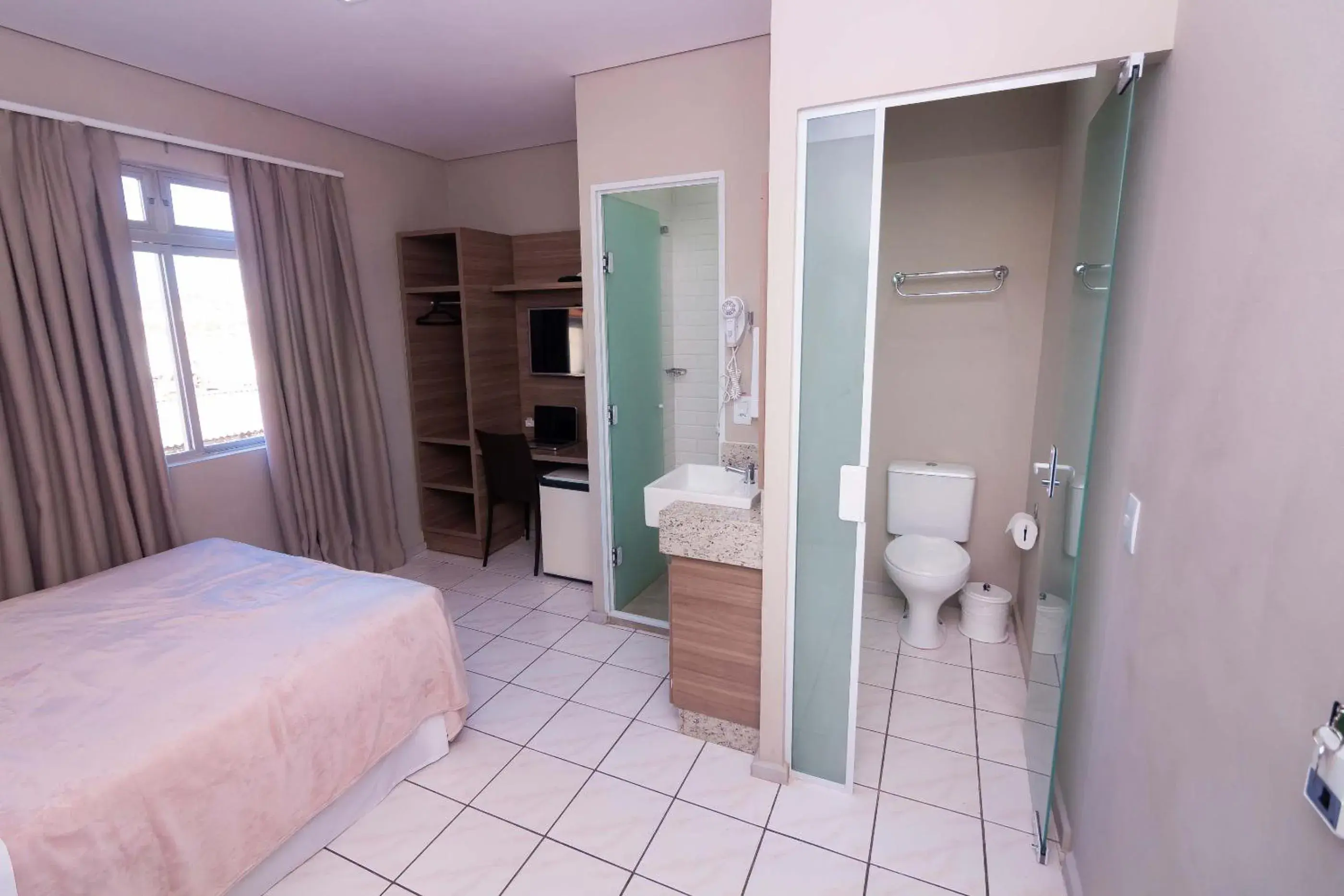 Deluxe Double Room - single occupancy in Kennedy Slim Hotel Deluxe Double Room - single occupancy in Kennedy Slim Hotel