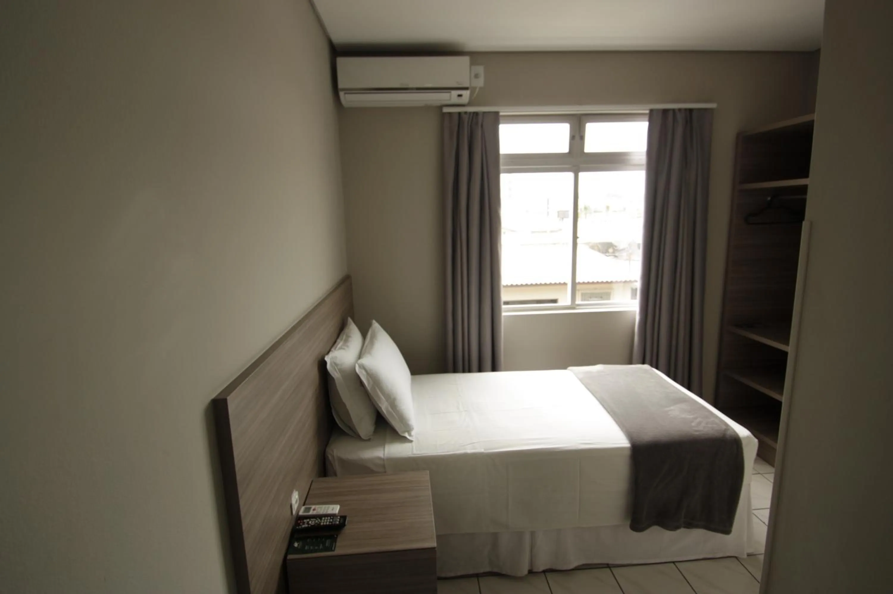 Bedroom, Bed in Kennedy Slim Hotel