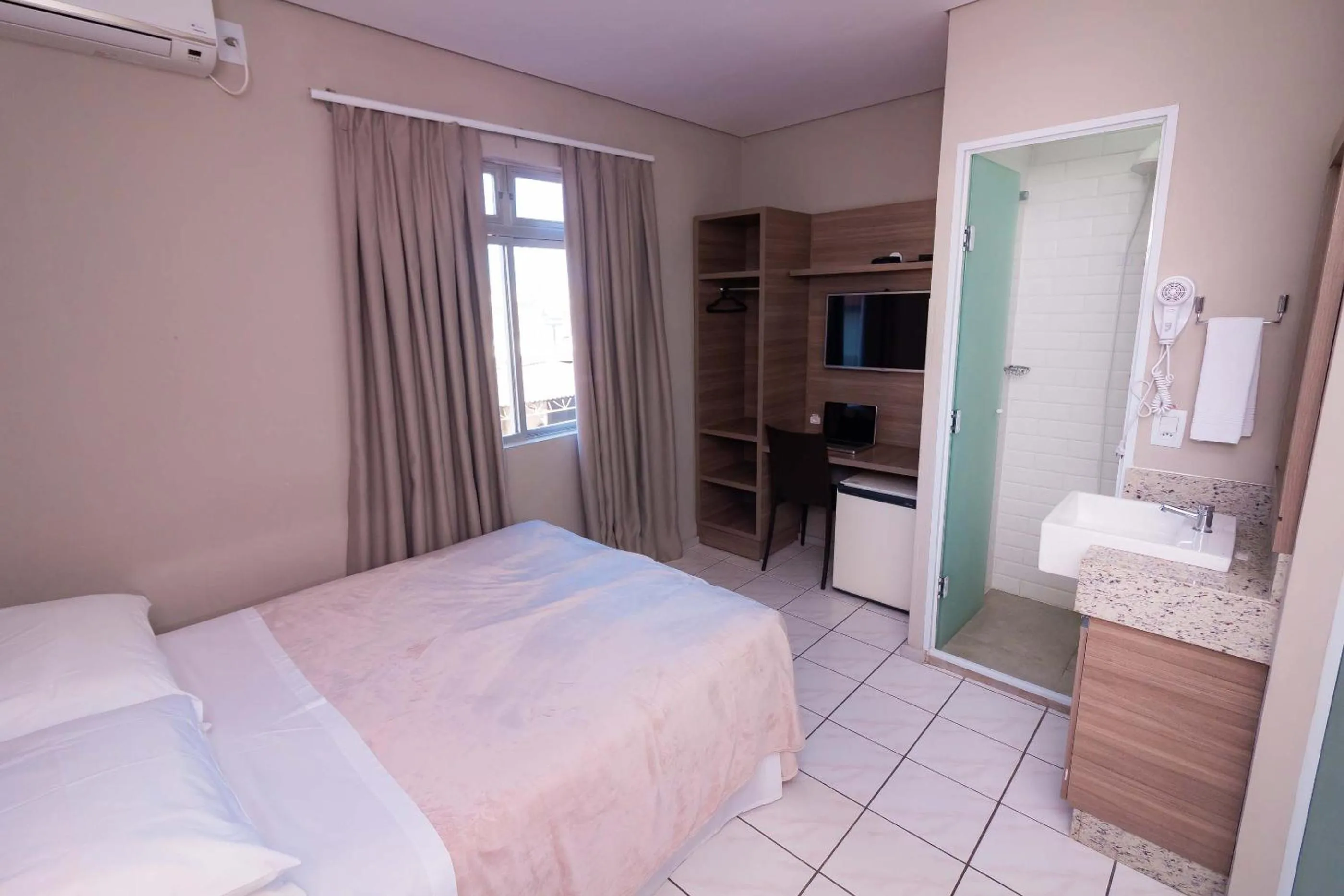 Photo of the whole room, Bed in Kennedy Slim Hotel