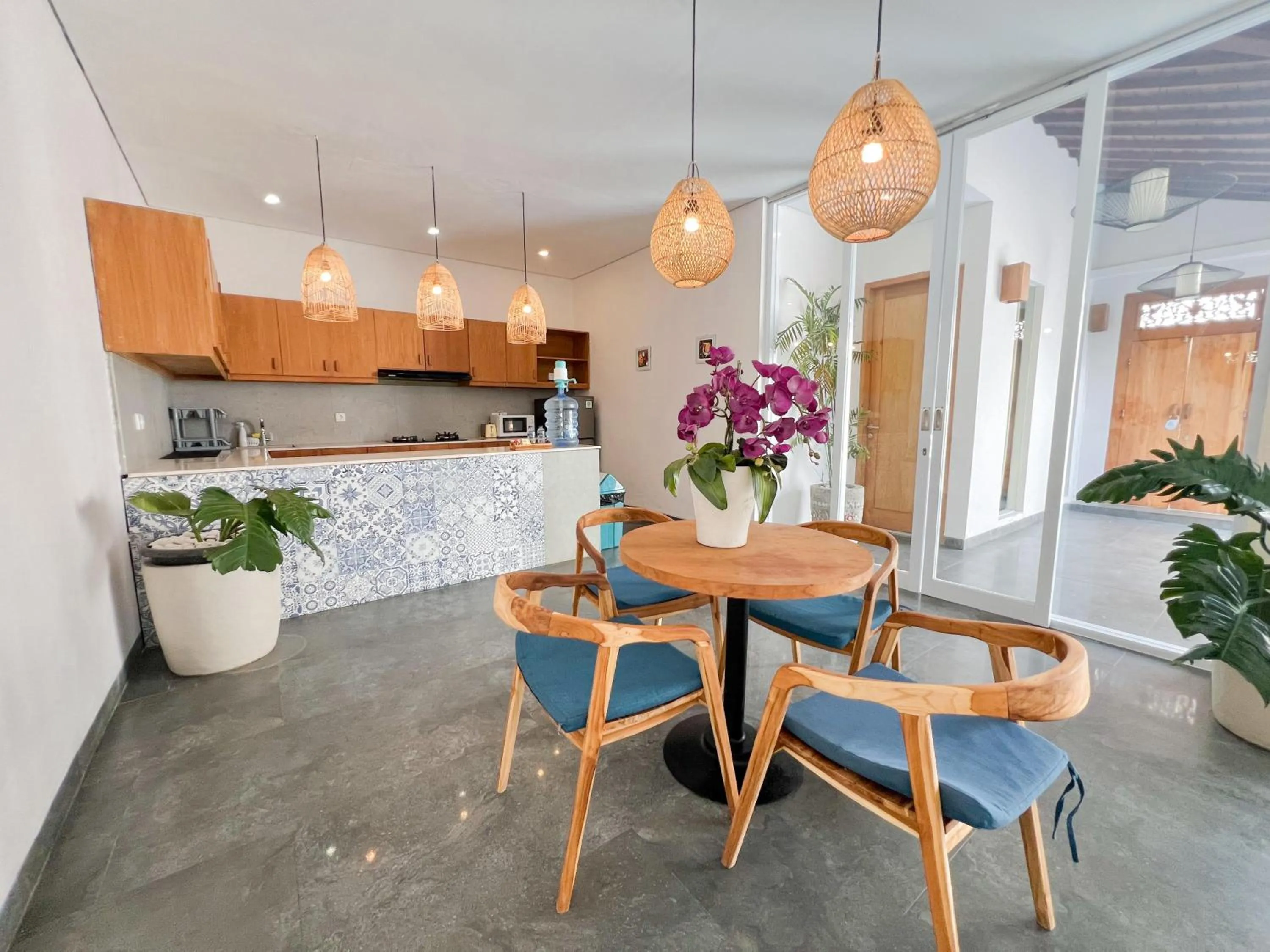 Kitchen or kitchenette in Apple Villa & Suite Seminyak