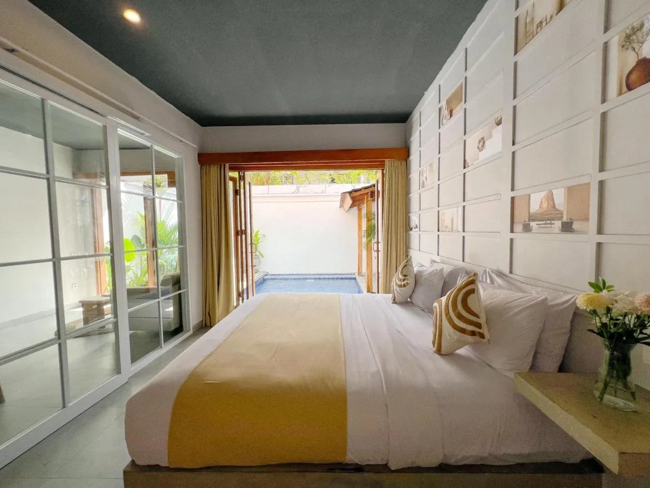 Bed in Apple Villa & Suite Seminyak