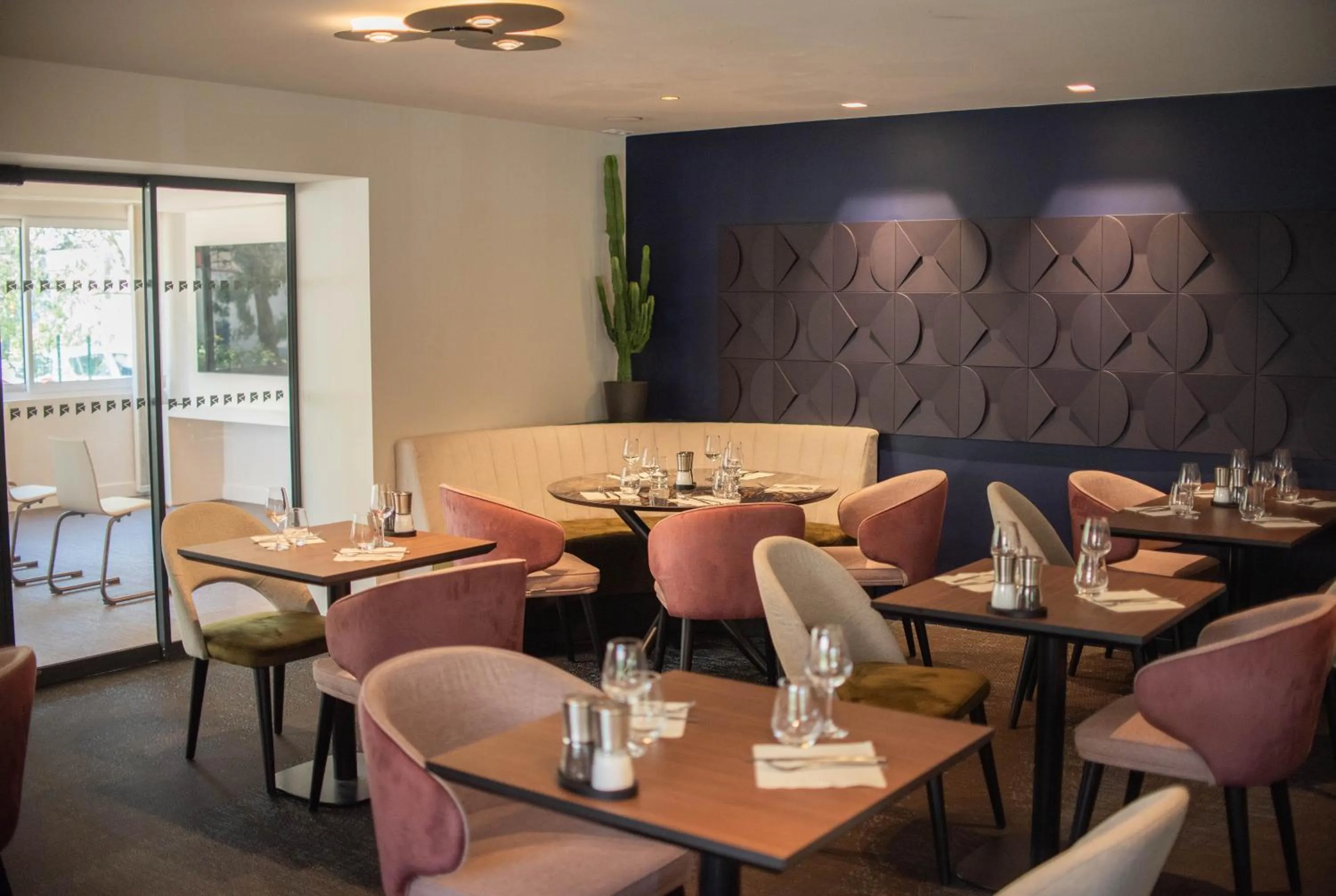 Restaurant/places to eat in Hotel du Parc Euromédecine by AKENA