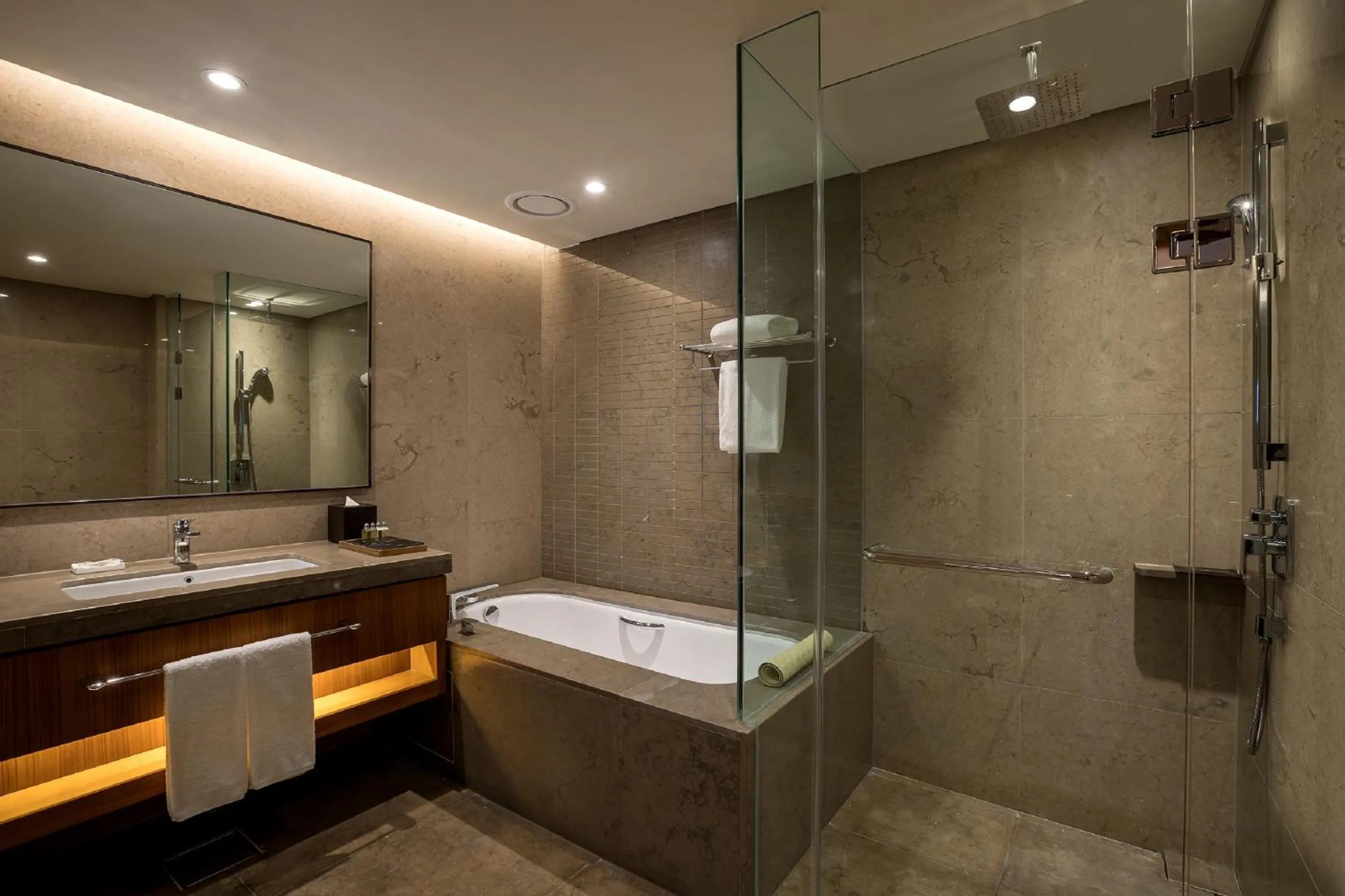 Club Junior Suite - single occupancy in LOTTE Hotel Yangon