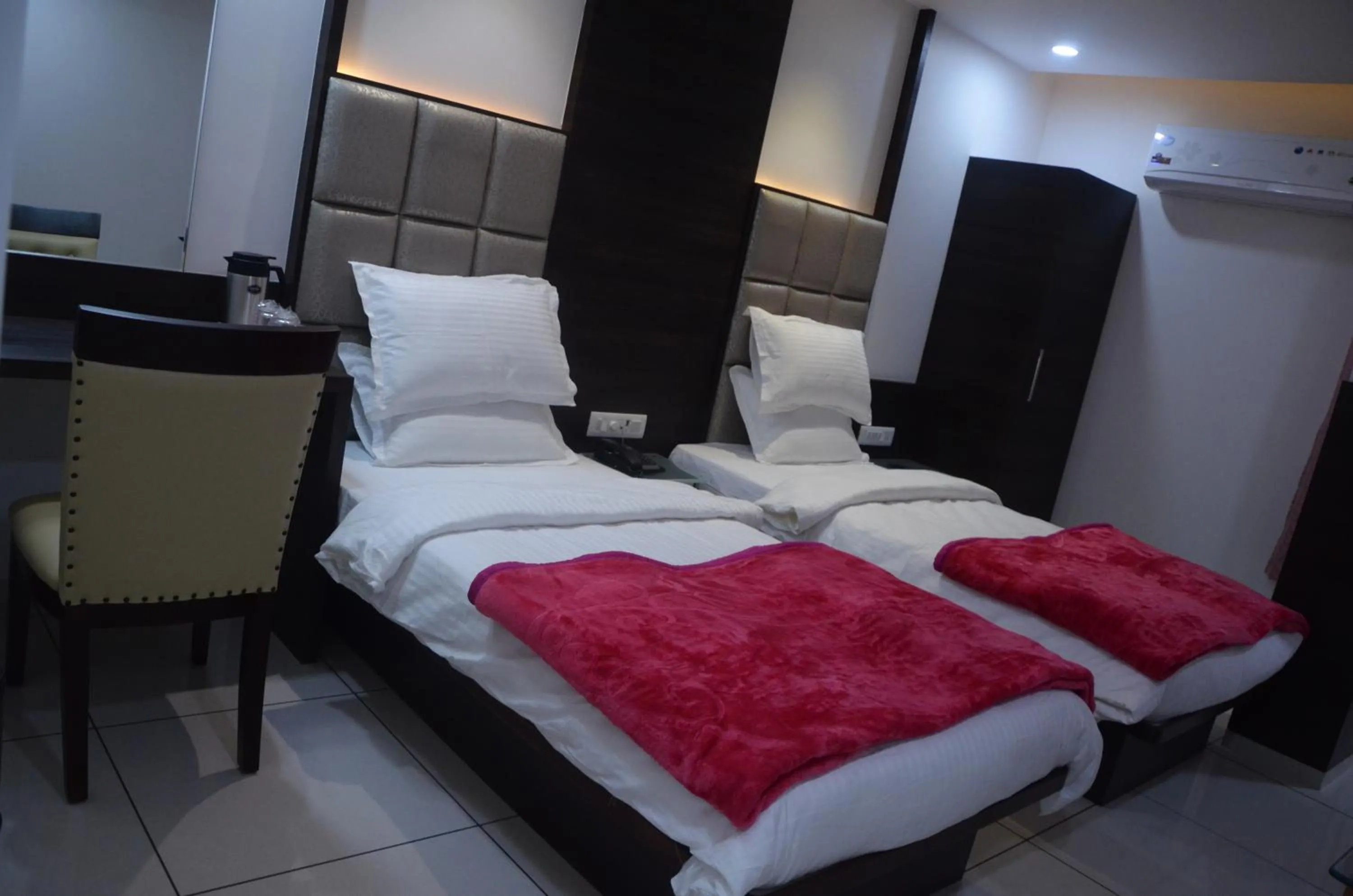 Superior Twin Room with City View in Hotel The Furat Inn