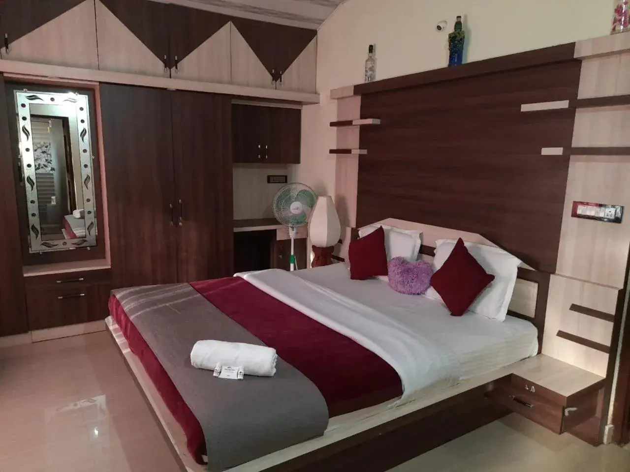 Deluxe Family Suite in Srinikethana Home Stay with Swimming Pool Deluxe Family Suite in Srinikethana Home Stay with Swimming Pool