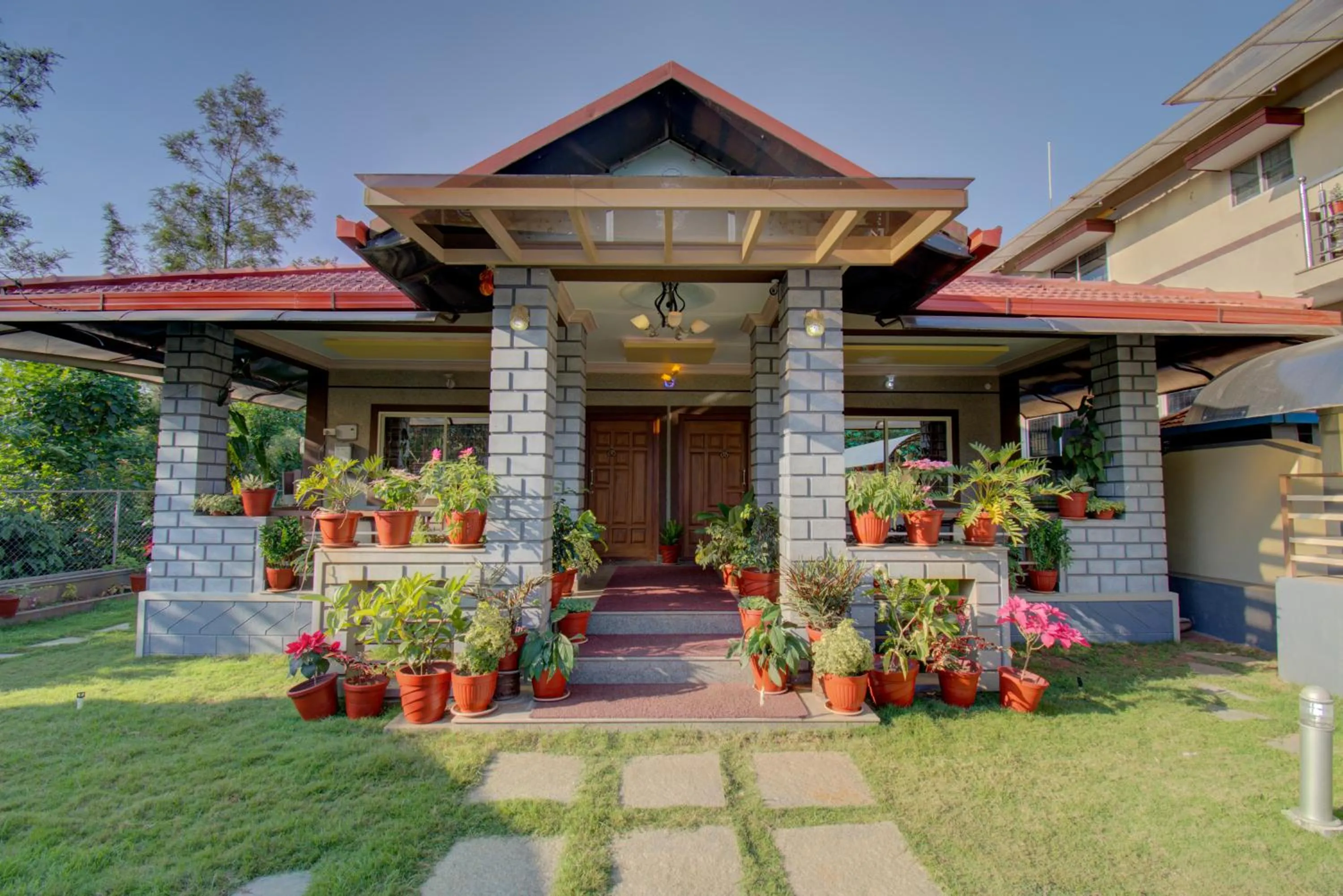 Srinikethana Home Stay with Swimming Pool