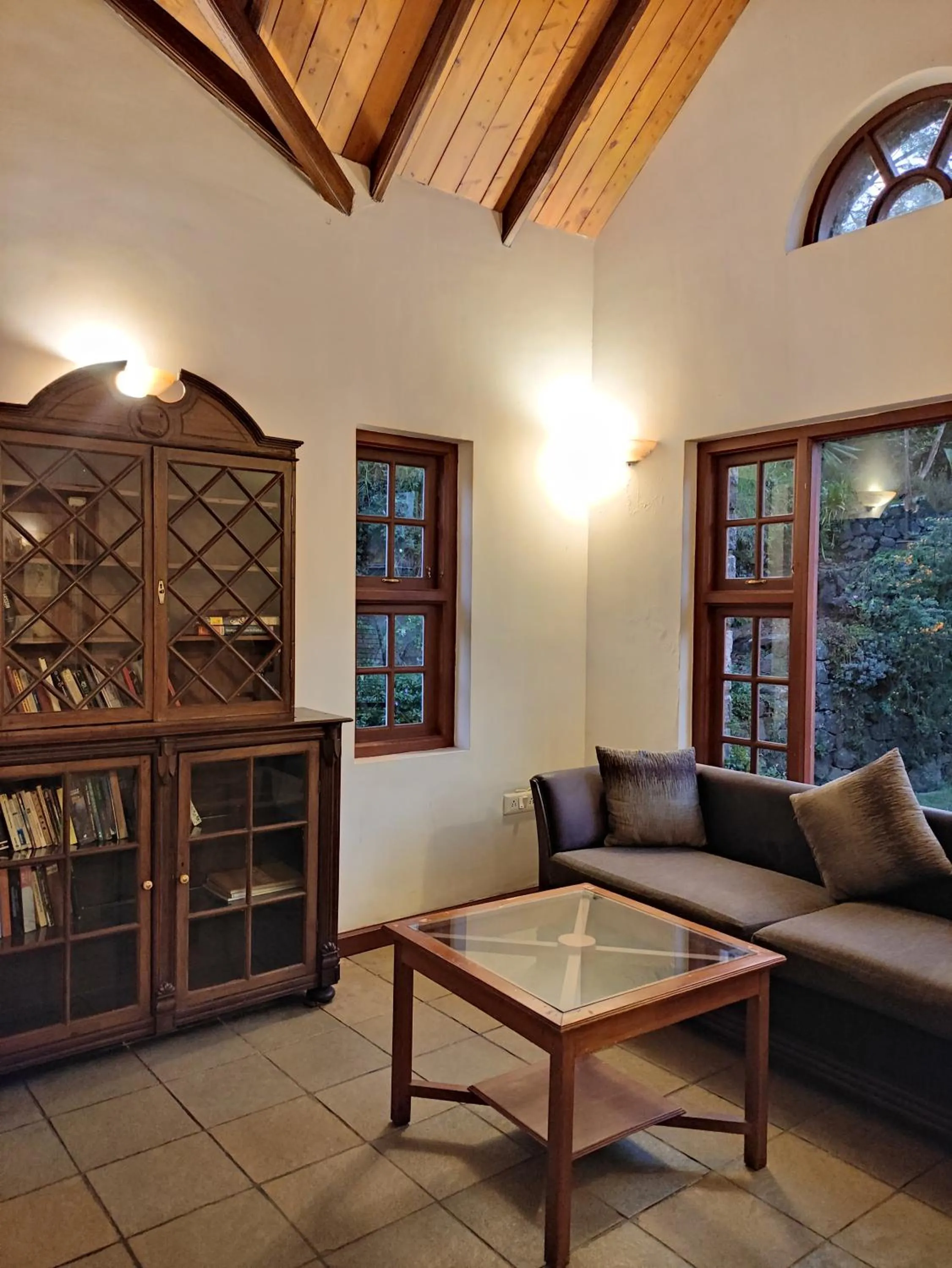 Library in Villa Retreat - Boutique Hotel