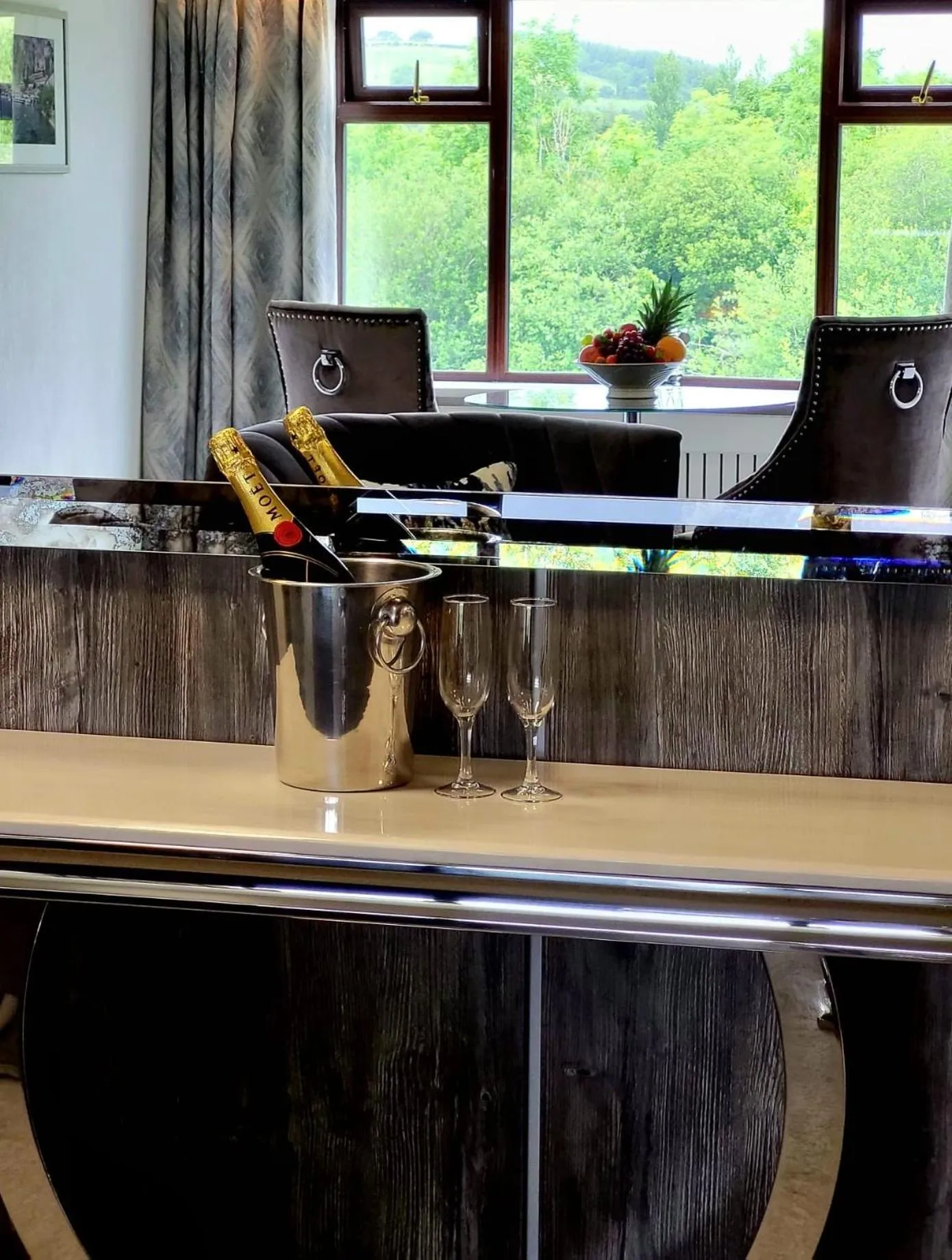 room service in Mill Park Hotel