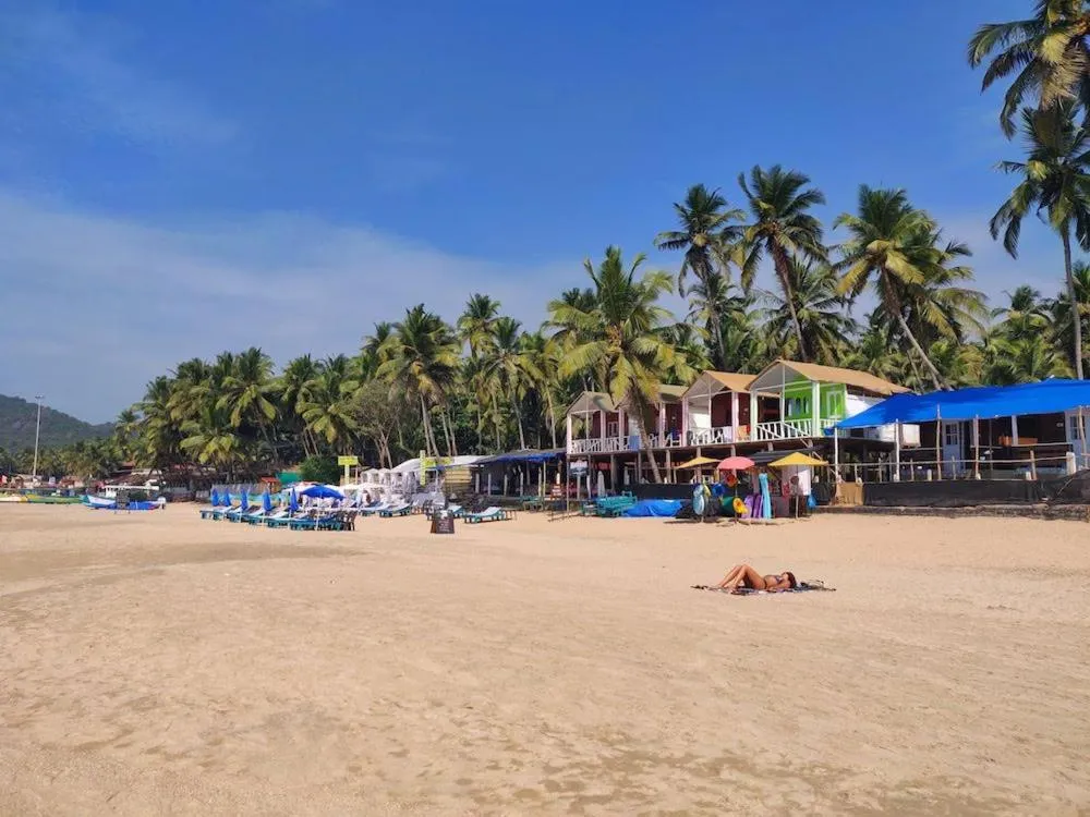 Swimming pool in Amritara Aura Resort & Spa
