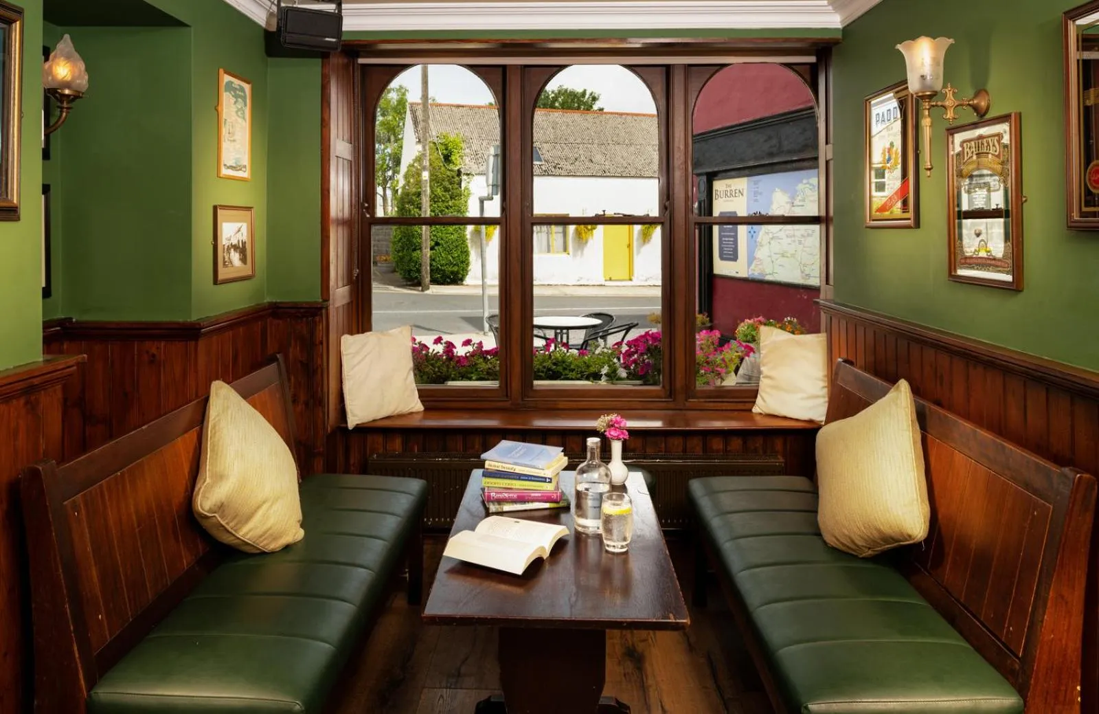 Lounge or bar in Hylands Burren Hotel