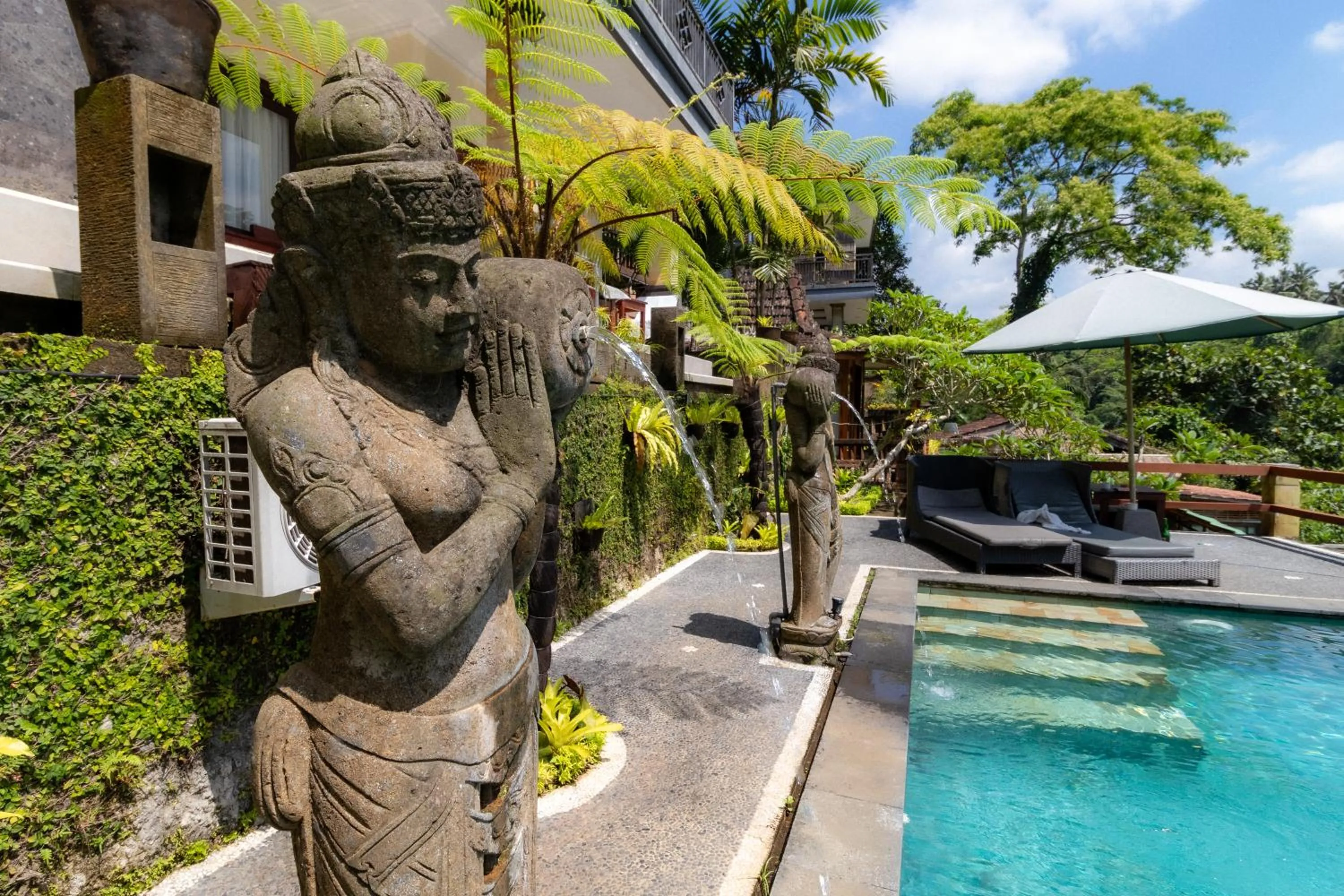 Swimming pool in Doni House & Villas