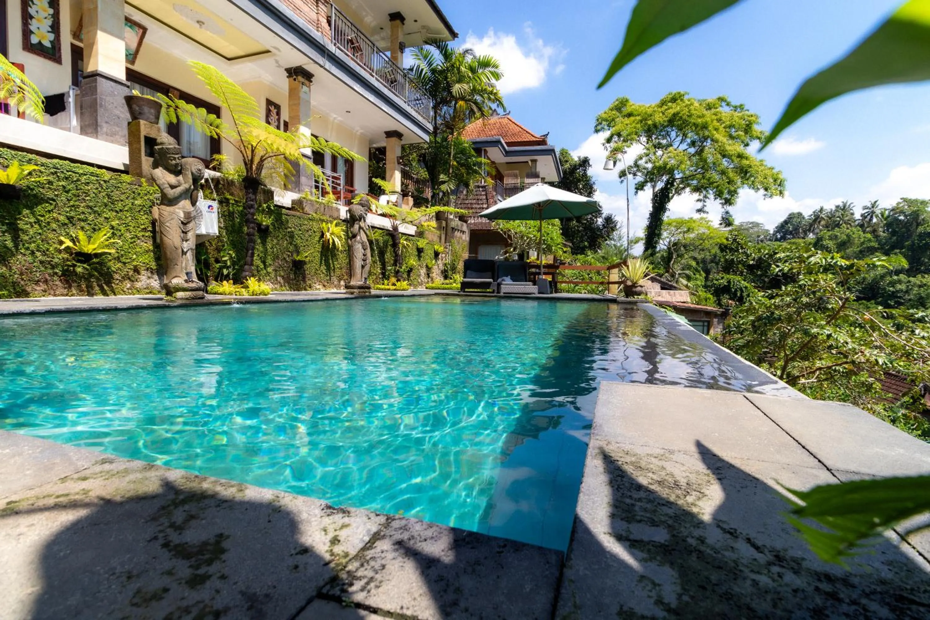 Swimming pool in Doni House & Villas