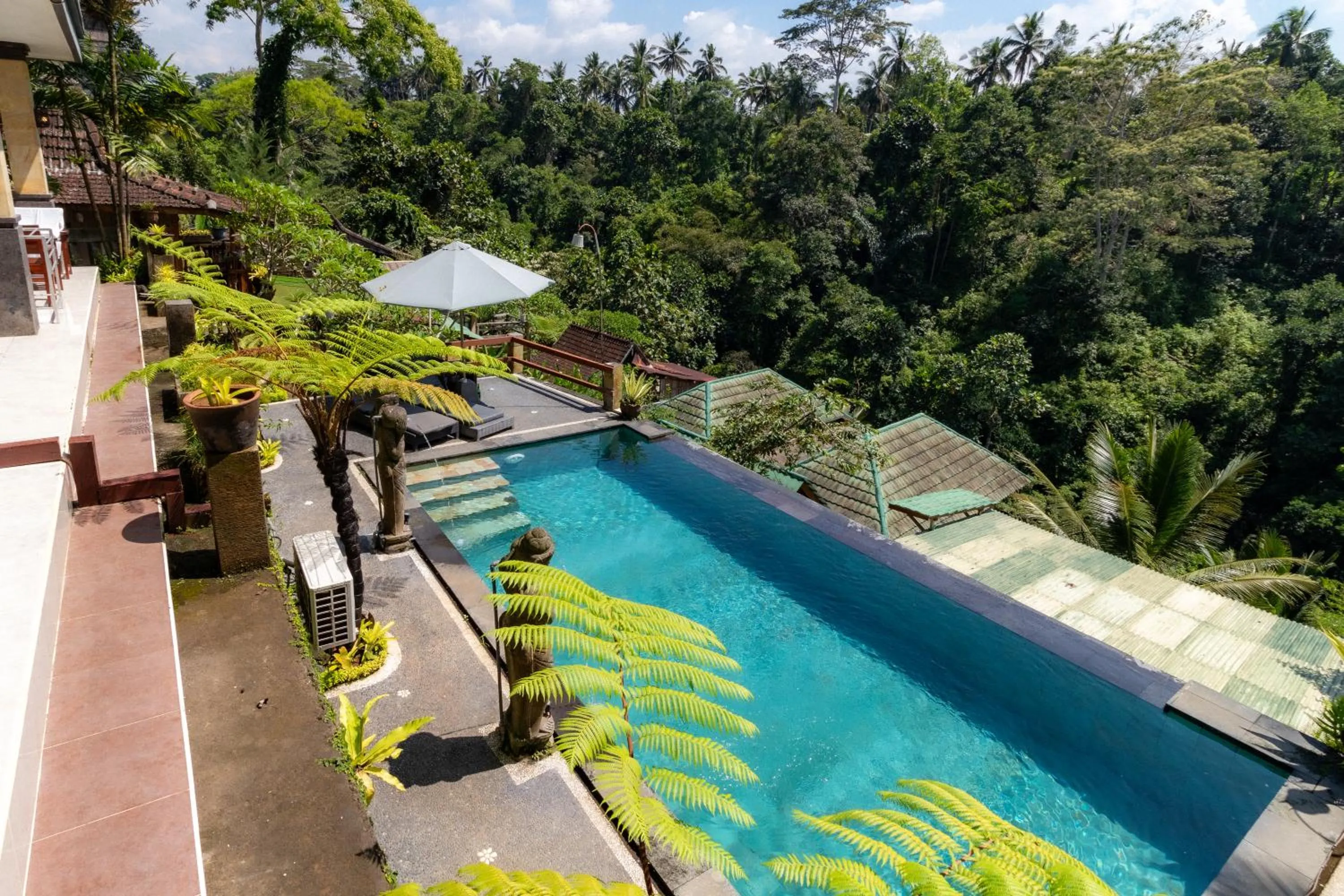 Swimming pool in Doni House & Villas